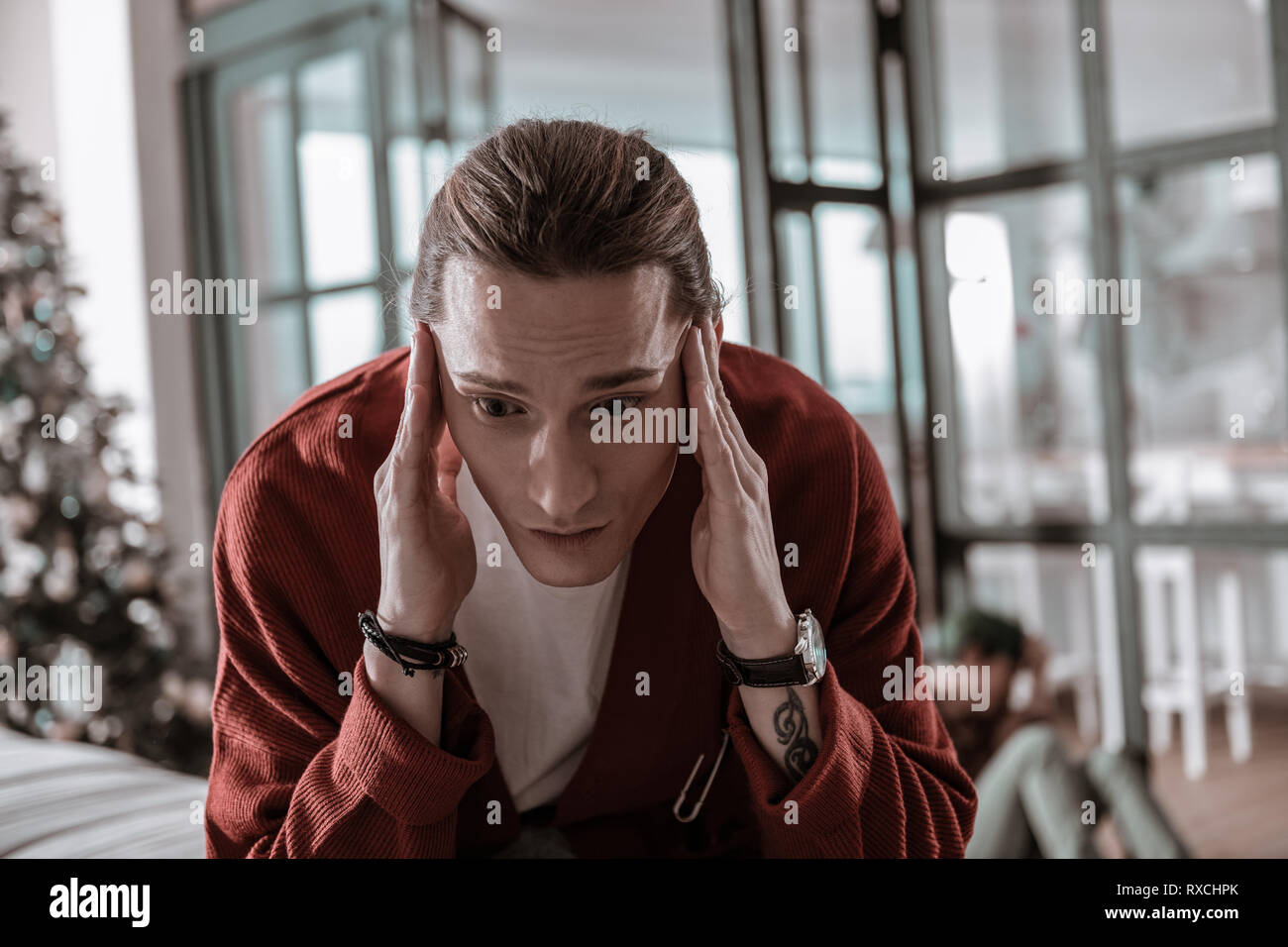 Copain avec tatouage sur sa main sentiment horrible après lutte Banque D'Images