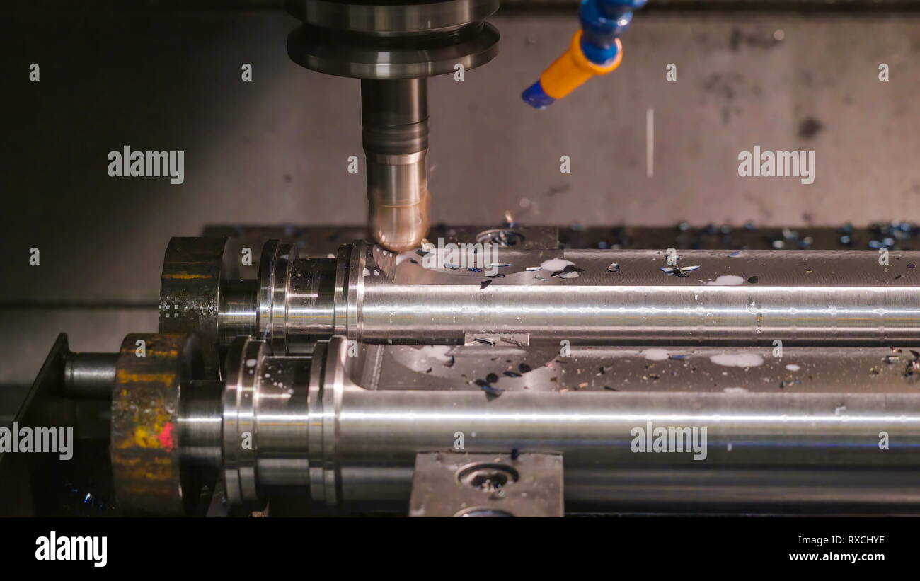 Éraflures métalliques provenant de l'usinage de métal. Le processus de création d'une ligne à l'aide de la machine dans la surface plate de la tubes métalliques Banque D'Images