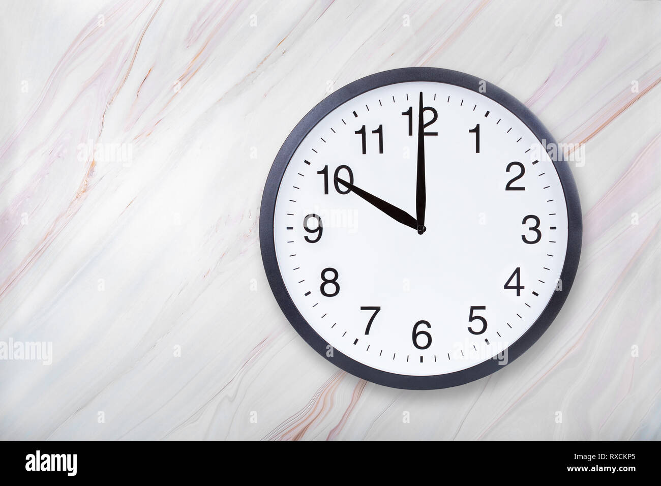 Afficher l'horloge murale 10 heures sur en texture. Horloge de bureau afficher 22h ou 10h Banque D'Images