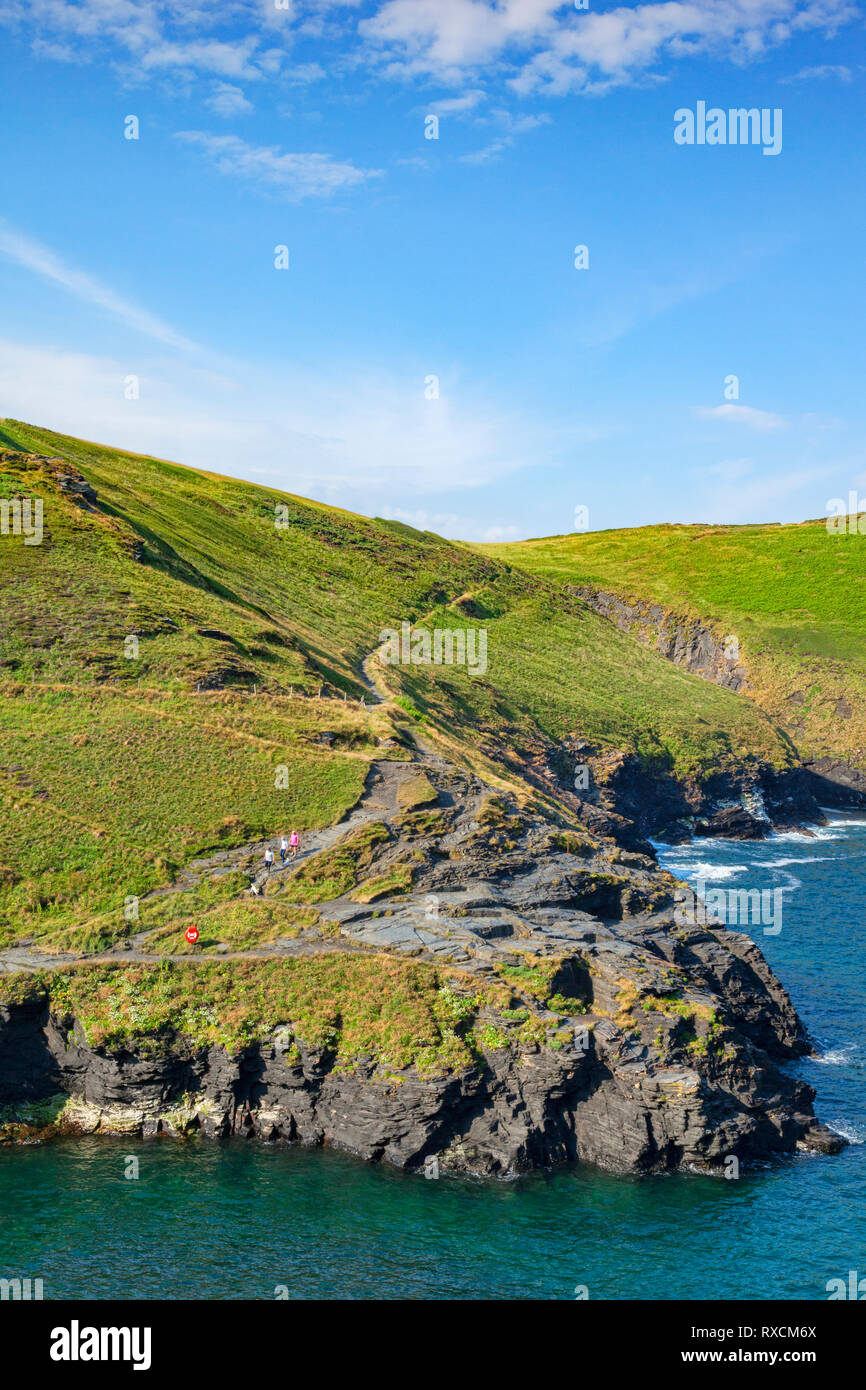 2 Juillet 2018 : Boscastle, Cornwall, UK - Le South West Coast Path sur la falaise, près de Dusseldorf, en tant que groupe de personnes à pied vers le port. Banque D'Images