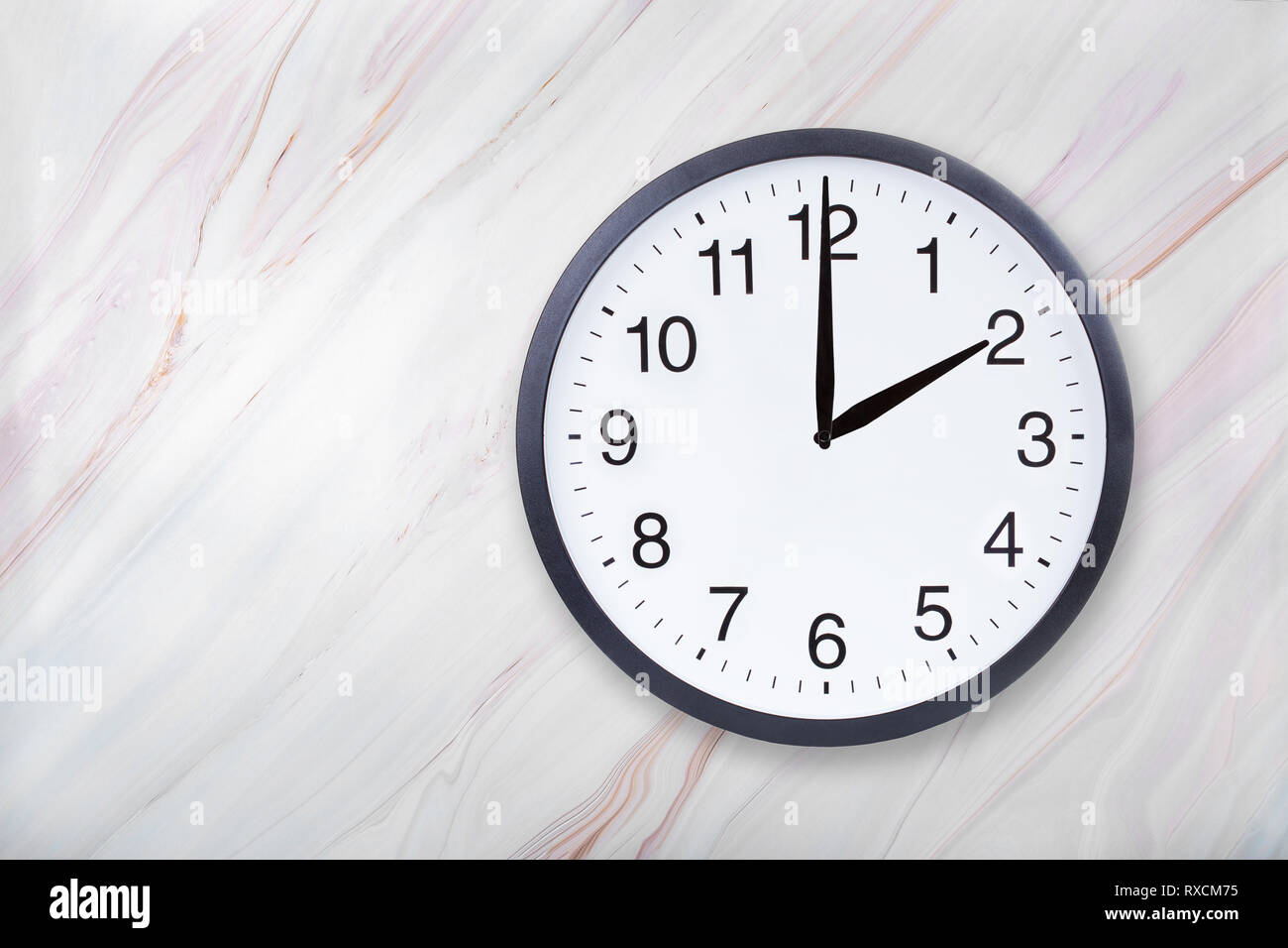 Horloge murale montrent deux heures en texture. Horloge de bureau afficher  14h00 ou 2h00 Photo Stock - Alamy