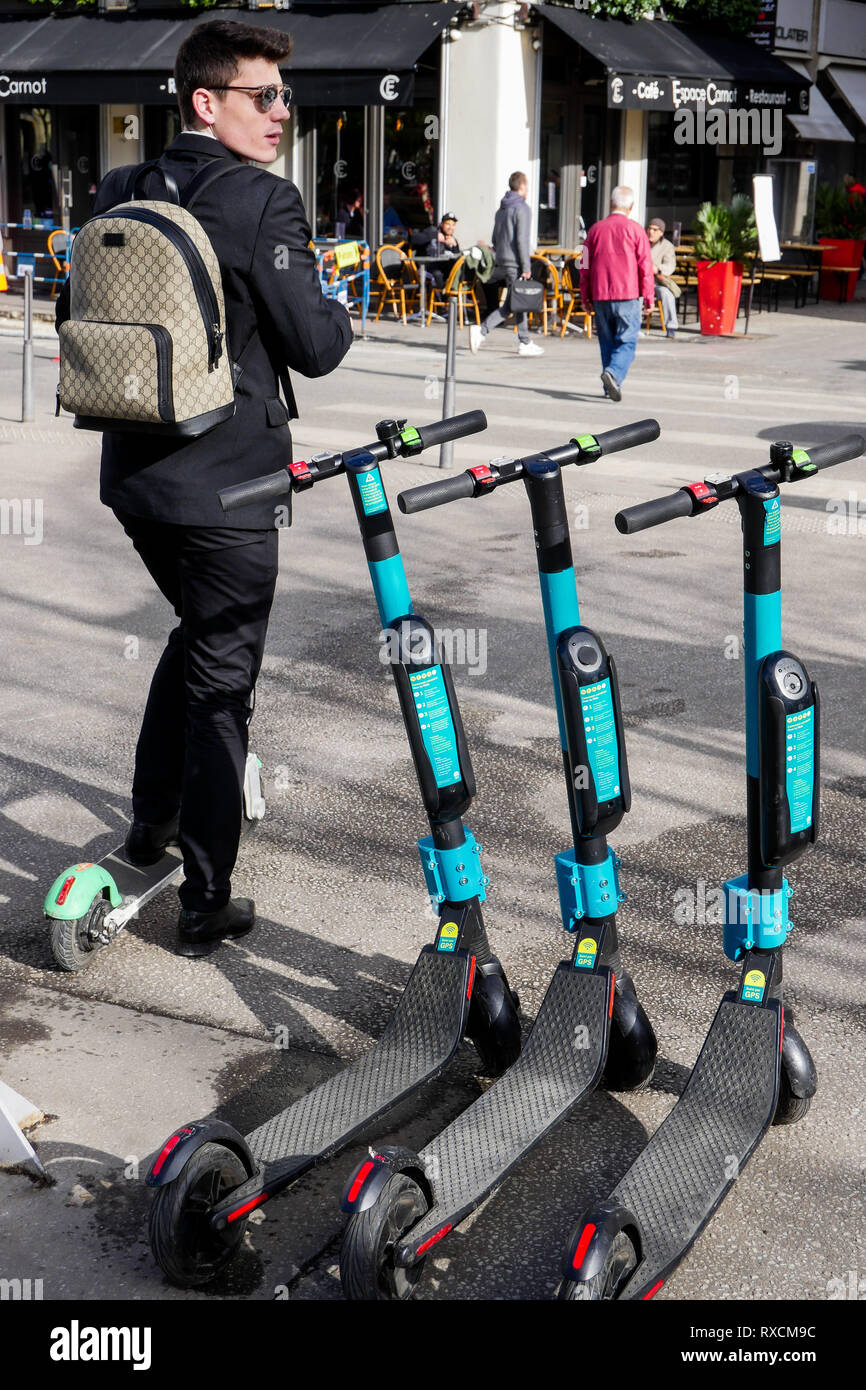 Service de partage de scooters, Lyon, France Banque D'Images