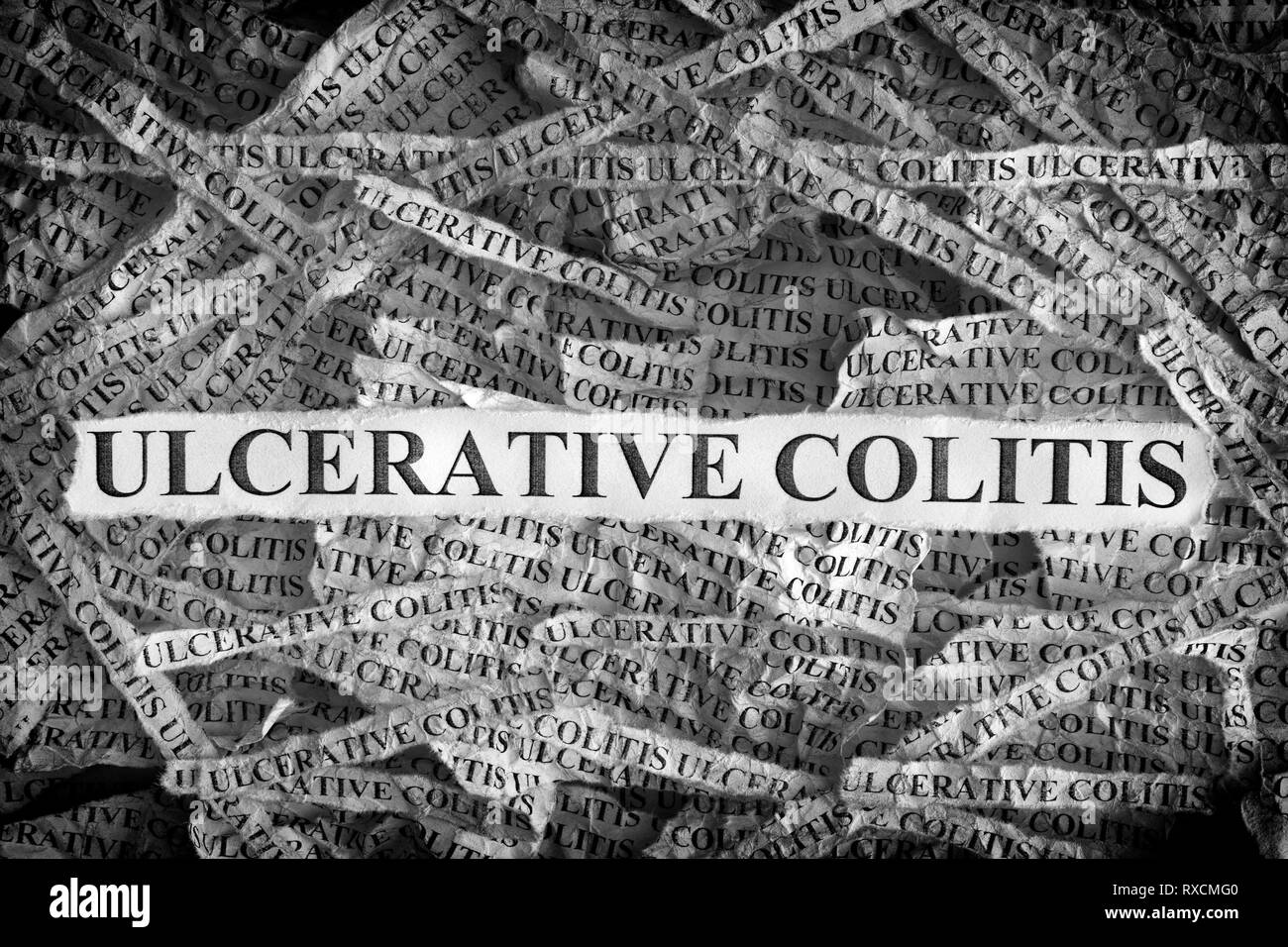 La colite ulcéreuse. Morceaux de papier avec les paroles de la colite ulcéreuse. Notion de droit. Noir et blanc. Close up. Banque D'Images