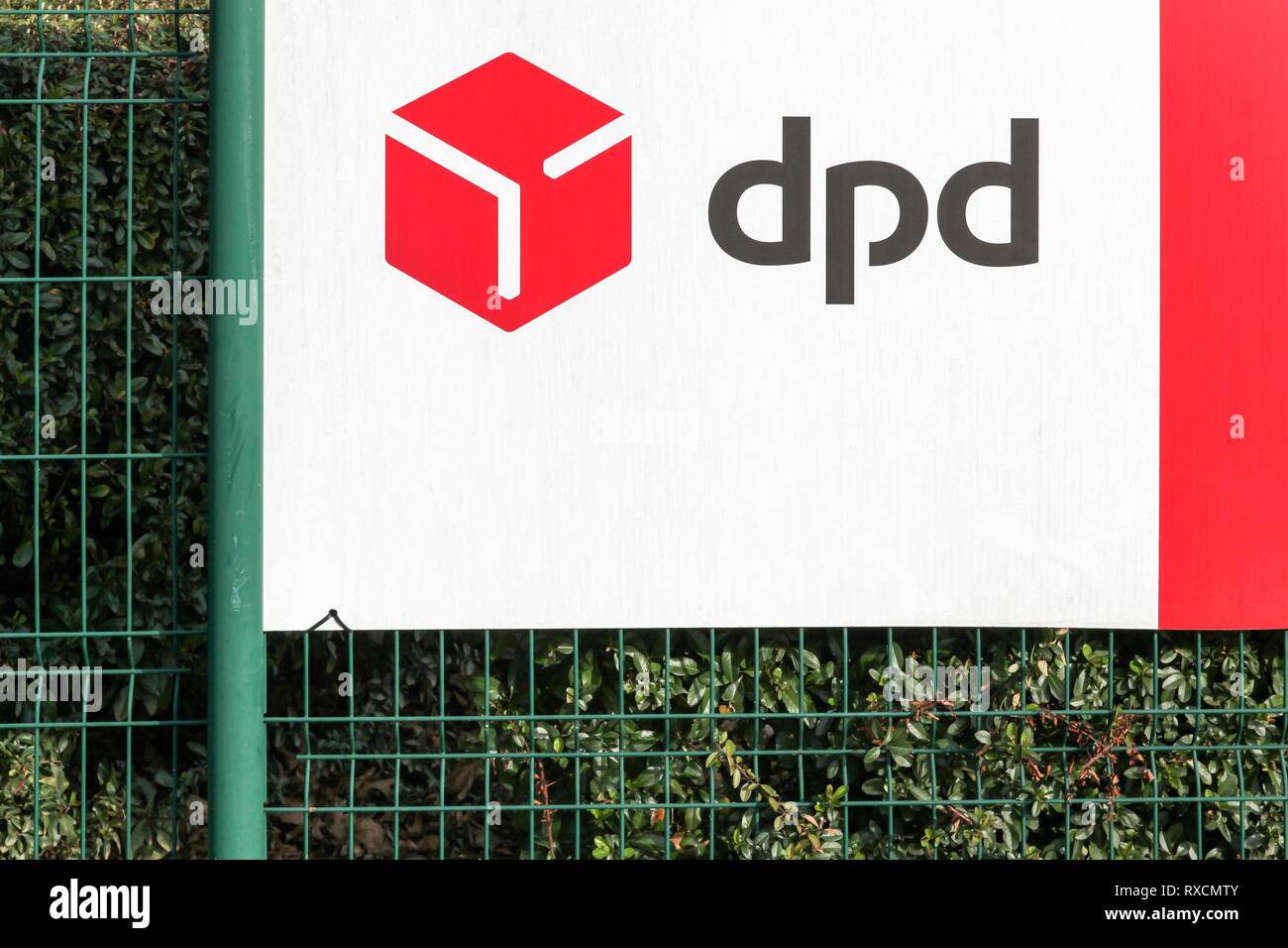 Trevoux, France - le 19 janvier 2019 : Logo de la DPD sur un panneau. DPD est une société de livraison de colis international administré par GeoPost Banque D'Images