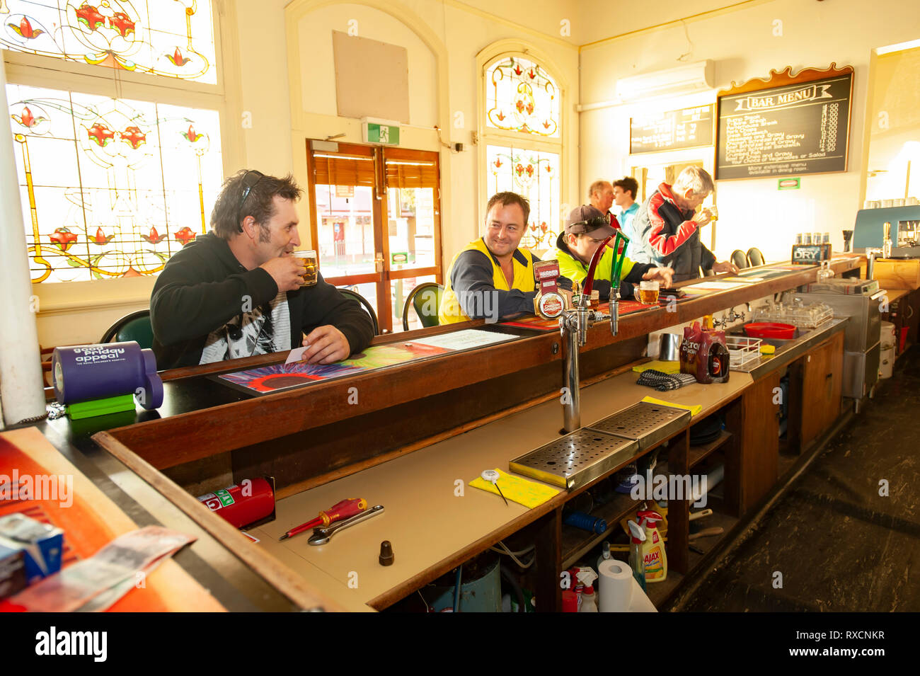 Travailleurs ayant un verre dans un pub après le travail. Banque D'Images