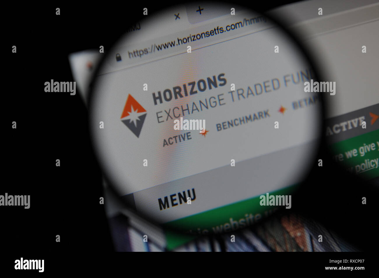 Les FNB Horizons, Horizons Exchange Traded Funds site vu à travers une loupe Banque D'Images