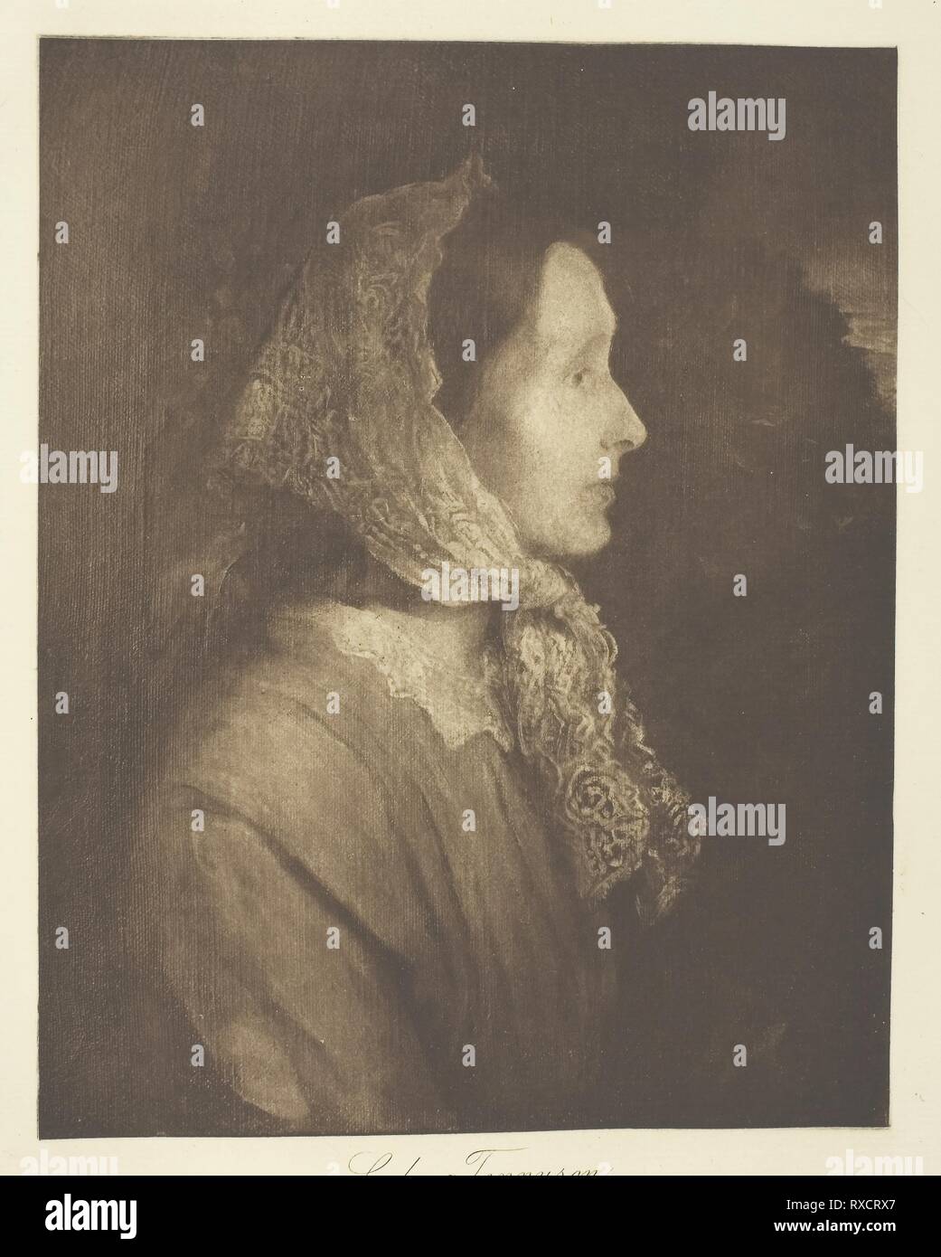 Dame Tennyson. Herschel Henry Hay Cameron (anglais, 1852-1911) ; d'après George Frederick Watts (anglais, 1817-1904). Date : 1888-1898. Dimensions : 22,8 × 17,8 cm (image), 45 × 36,4 cm (page d'album). La plaque de photogravure, 7 de l'album 'Lord Tennyson et ses amis' (1893), edition 138/140. Origine : Angleterre. Musée : le Chicago Art Institute. Banque D'Images