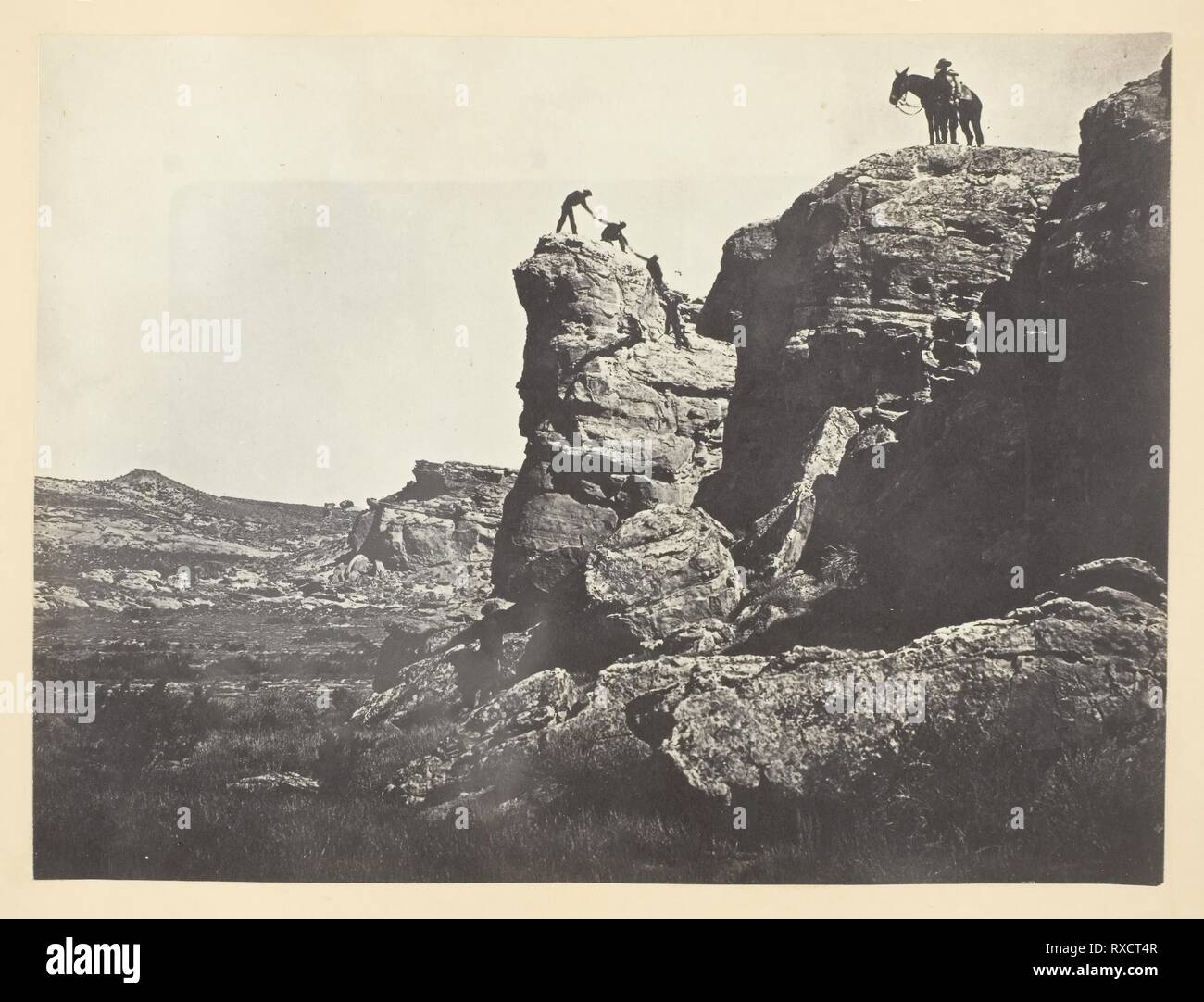 Hautes Falaises, Black Buttes. Andrew J. Russell ; American, 1830-1902. Date : 1868-1869. Dimensions : 15,2 x 20,3 cm (image/papier) ; 23,1 x 30,3 cm (page d'album). L'albumine, pl. VIII de l'album "Photos de Rocky Mountain Scenery' (1870). Origine : Etats Unis. Musée : le Chicago Art Institute. Auteur : Andrew Joseph Russell. Banque D'Images