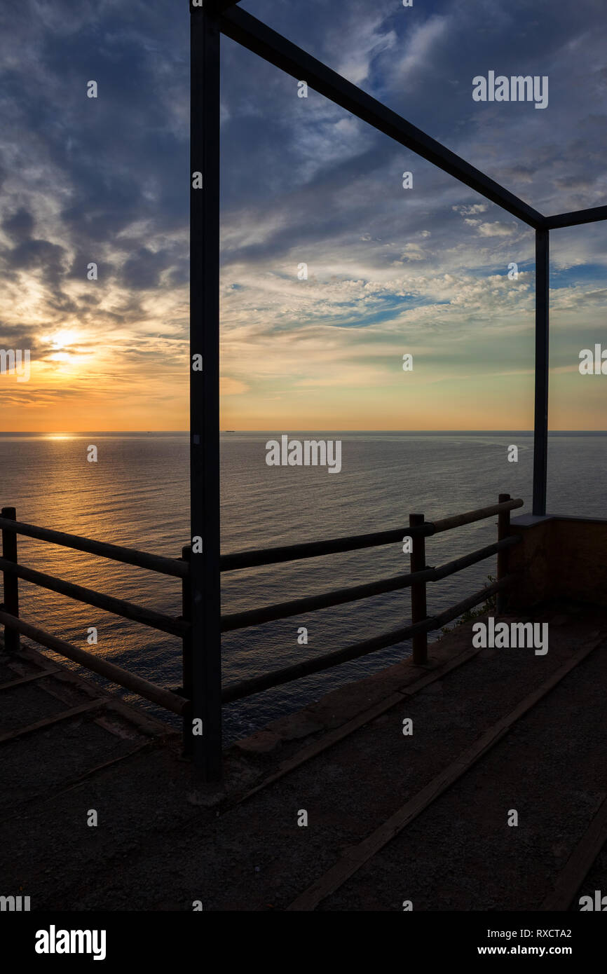 Lever du soleil en mer d'un ancien point de vue, vue oublié avec châssis de structure et balustrade silhouette contre le ciel, Costa Brava, Espagne, Euro Banque D'Images