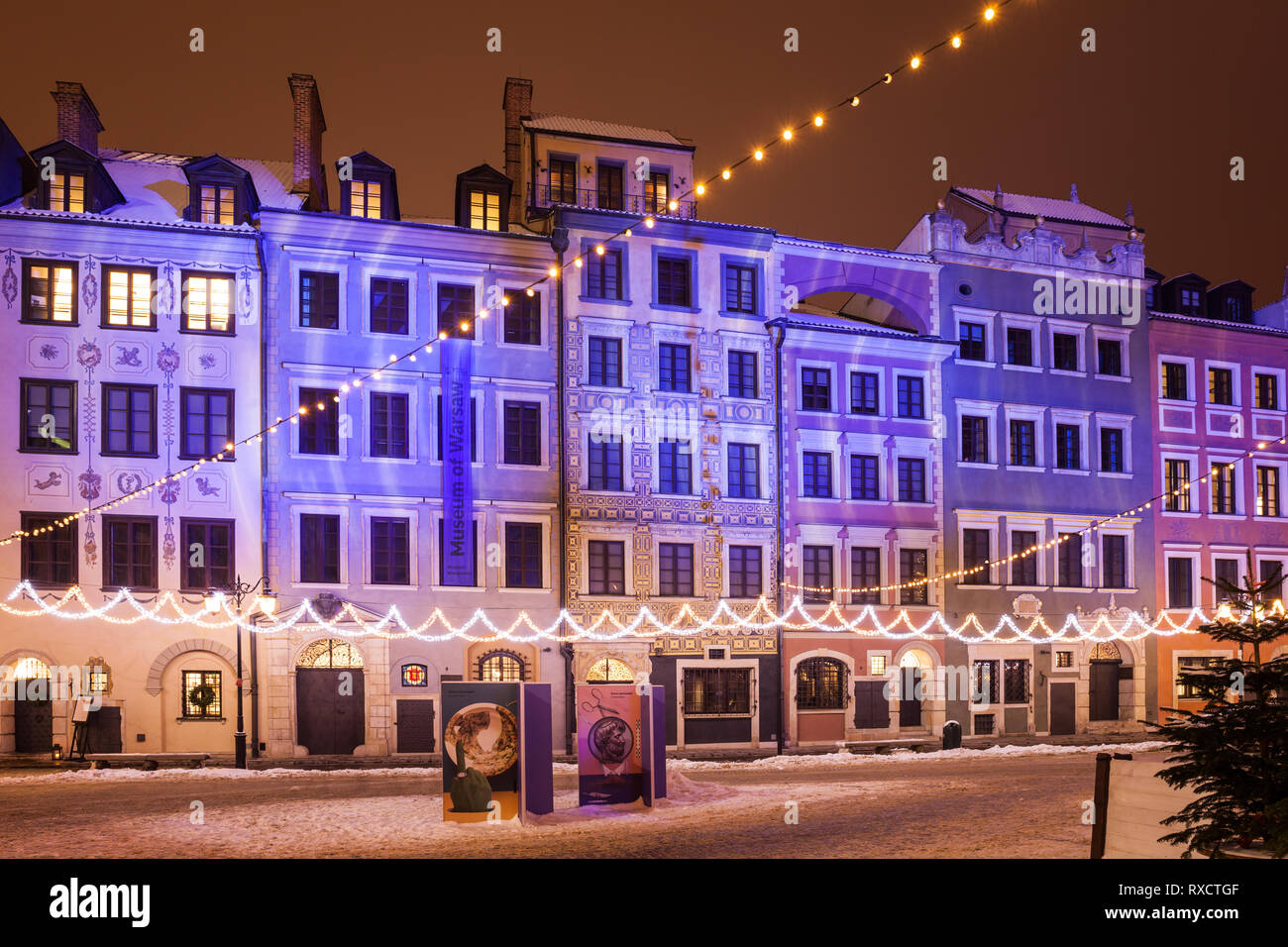 Maisons avec illumination de Noël dans la nuit dans la vieille ville, ville de Varsovie, Pologne Banque D'Images