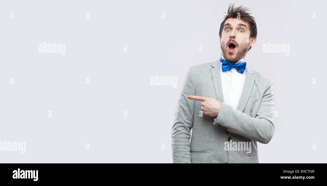 Portrait De Surpris Beau Barbu En Costume Gris Occasionnels