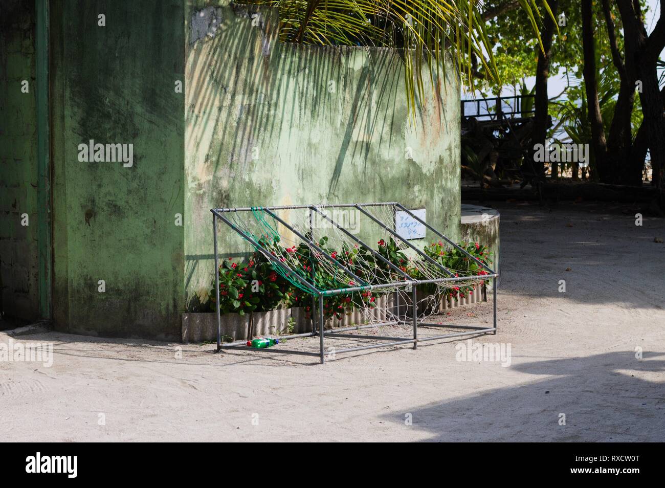 Ari Atoll, Maldives - 24 décembre 2019 : Sièges maldivienne typique en face de la maison avec des palmiers Banque D'Images