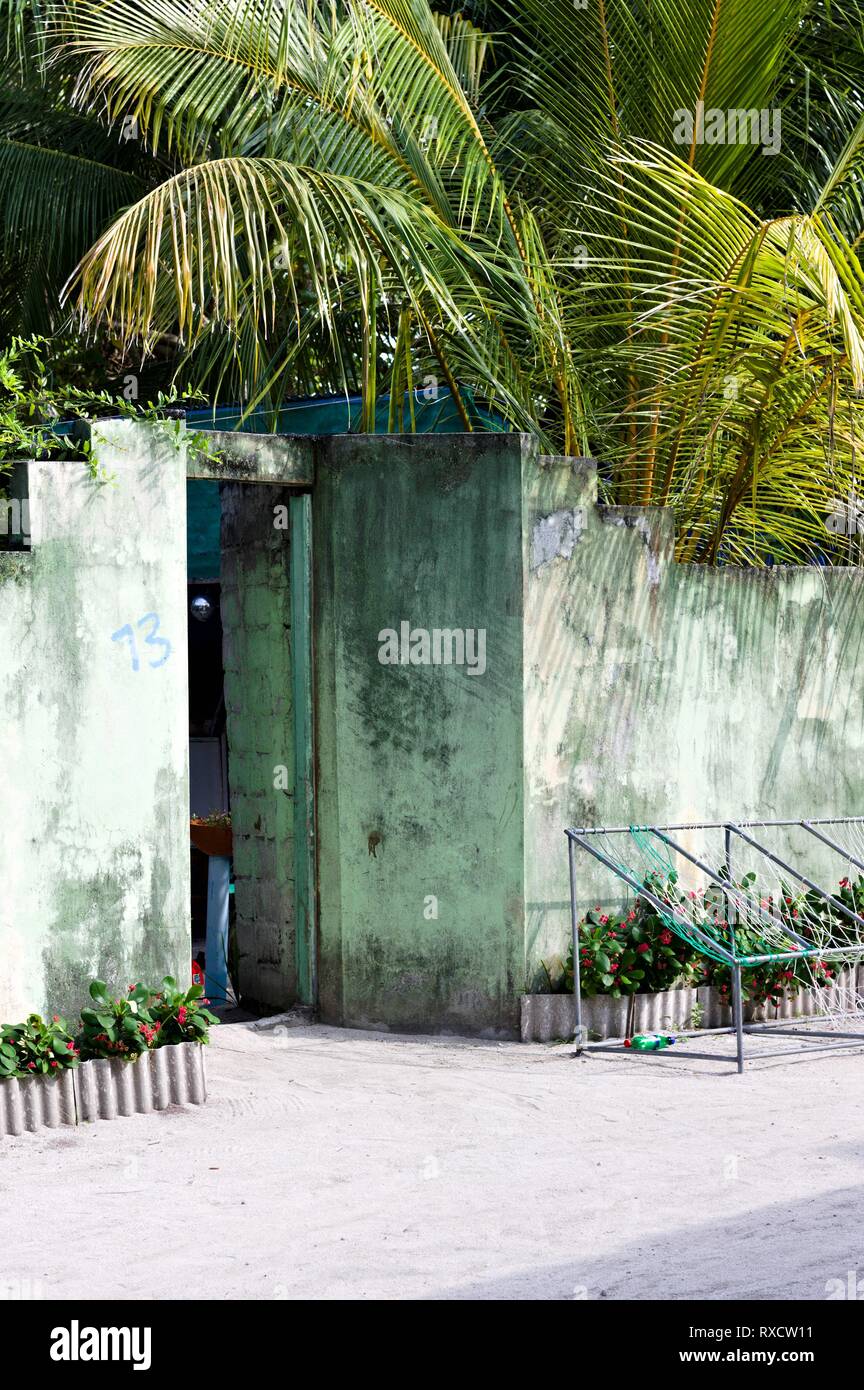 Ari Atoll, Maldives - 24 décembre 2019 : Sièges maldivienne typique en face de la maison avec des palmiers Banque D'Images