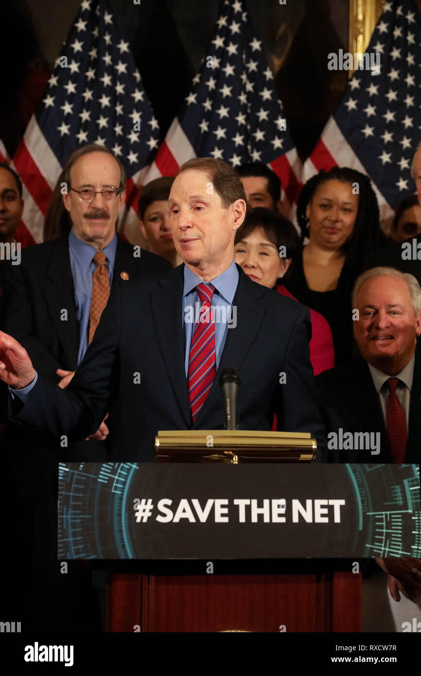 Le Sénateur Ron Wyden américain de l'Oregon se joint aux démocrates du Sénat dans une conférence de presse pour annoncer un projet de loi visant à rétablir la protection de la neutralité du net sur la colline du Capitole, le 6 mars 2019 à Washington, DC. La neutralité du Net a également appelé ouvrir internet protection a été éliminé par la Commission Fédérale des Communications au cours de l'atout de l'administration. Banque D'Images