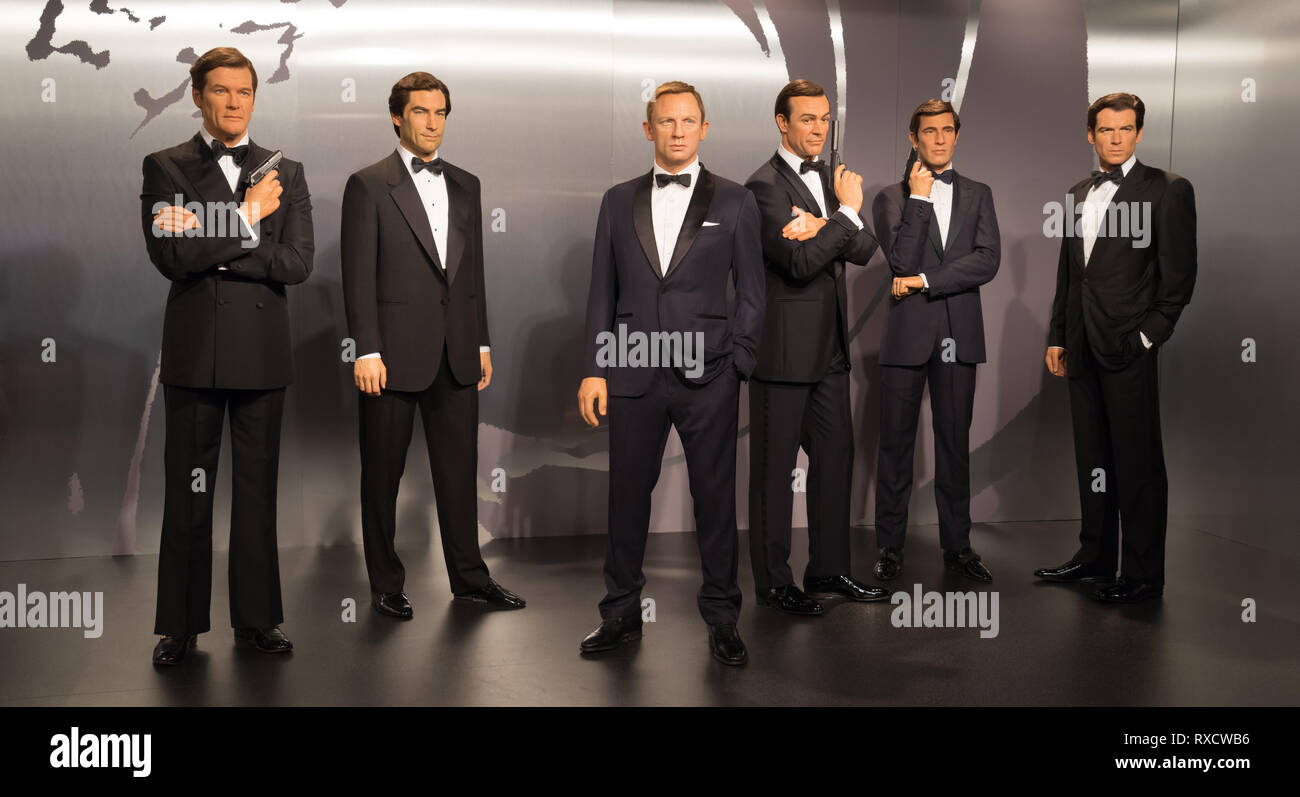 Comme les modèles de la vie de tous les acteurs de James Bond à l'affiche au Musée de cire Madame Tussaud's à Londres Banque D'Images