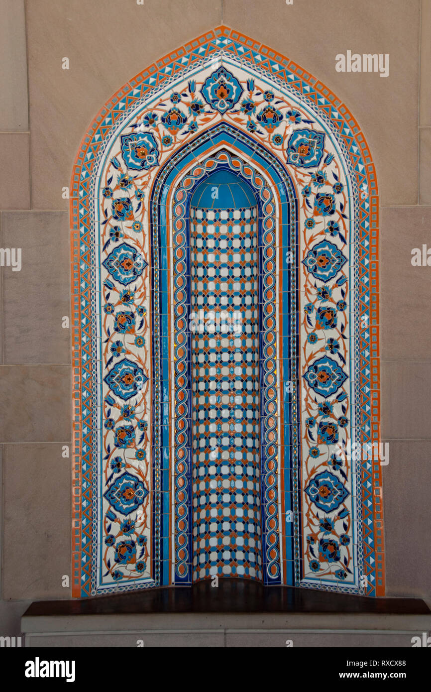 Les alcôves avec dessins islamique, Grande Mosquée, Muscat, Oman Banque D'Images