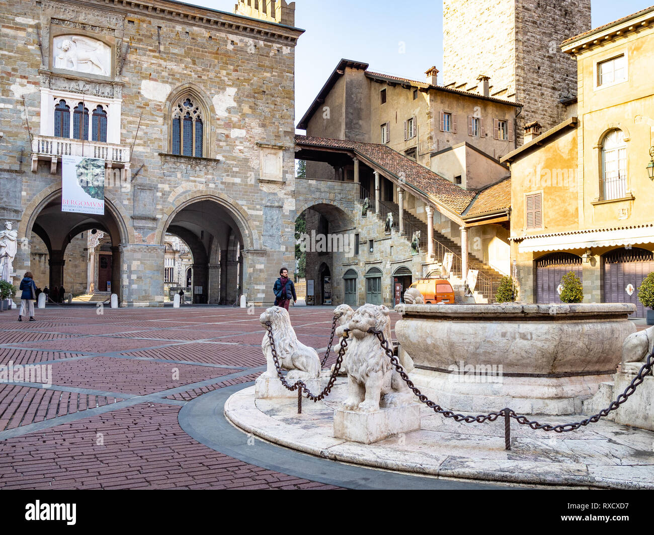 Bergame, ITALIE - février 19, 2019 : les gens près de Palazzo della Ragione et Palazzo del Podesta sur la Piazza Vecchia square à Citta Alta (Ville Haute) de B Banque D'Images