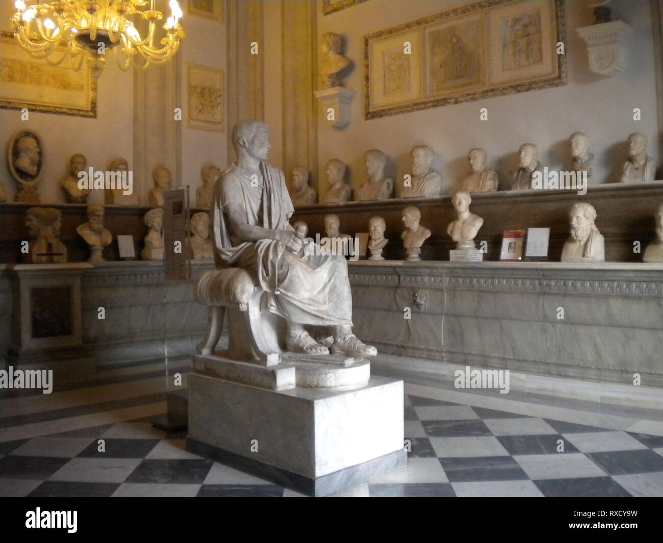Salle des philosophes, Palazzo Nuovo, Musées Capitoline, Rome, Italie Banque D'Images