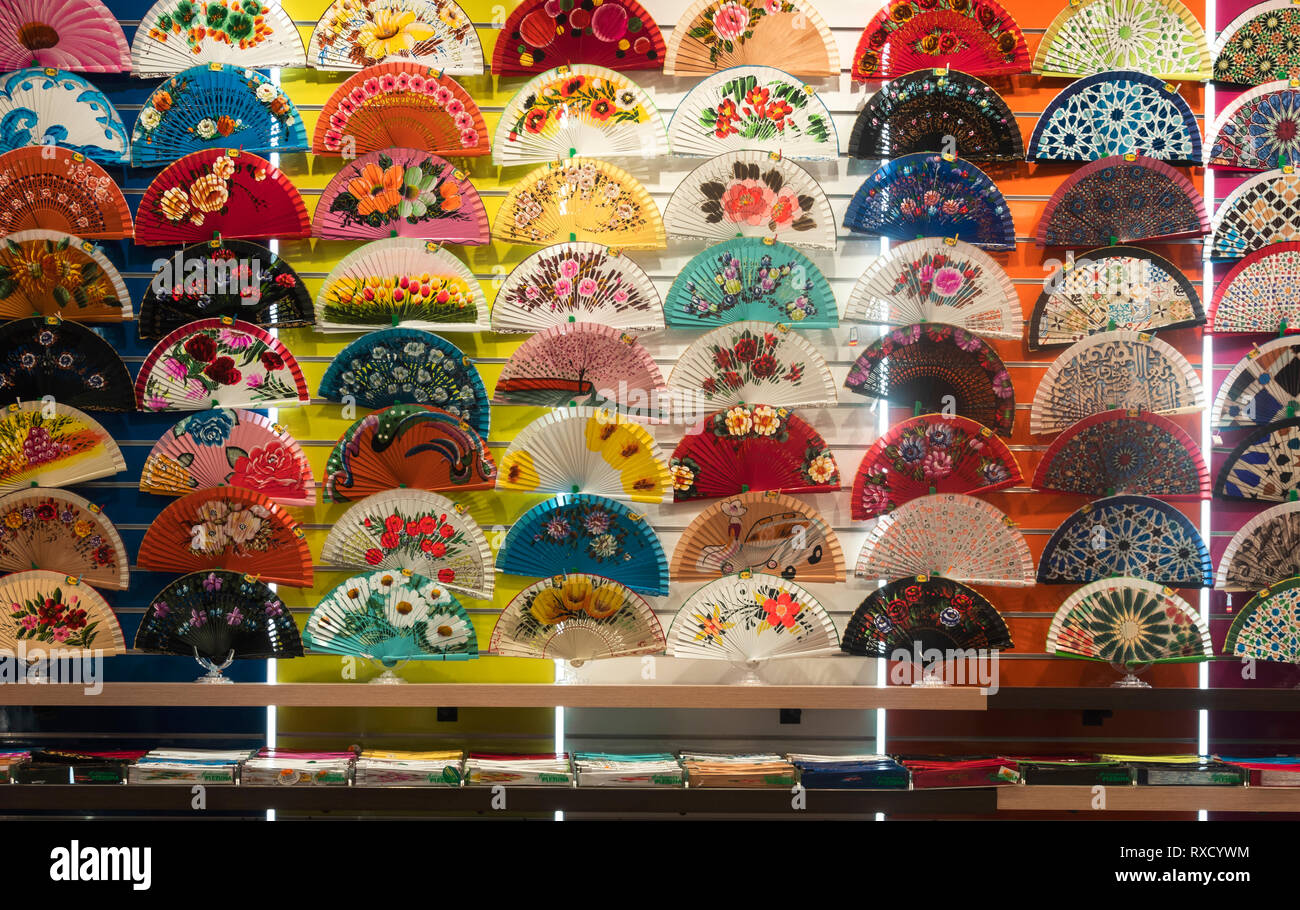 Fans de flamenco espagnol élégant dans une vitrine dans Séville, Espagne Banque D'Images