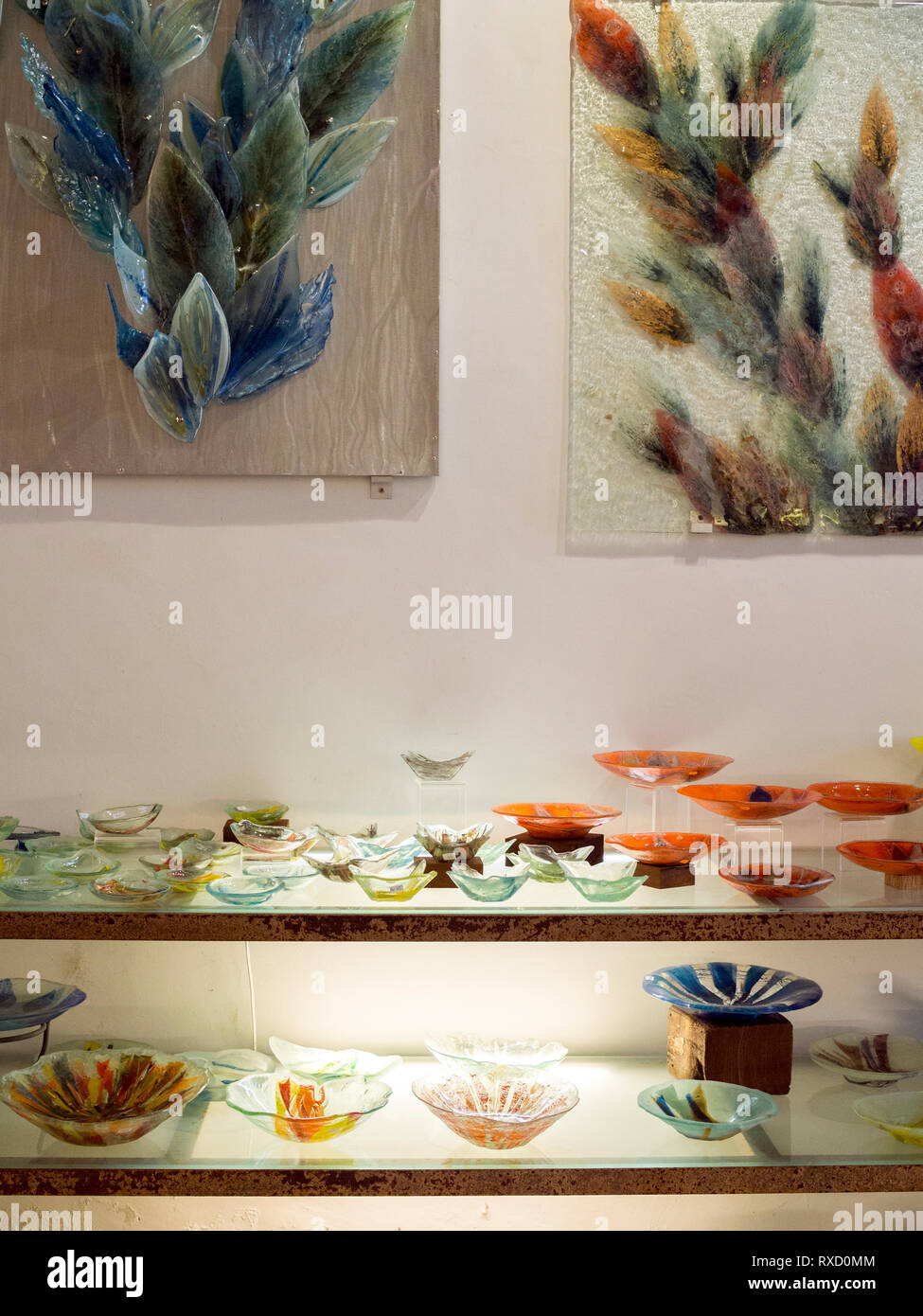 Ornements de verre soufflé à la main à vendre à Fuan Wong Gallery, Armenian Street, Penang Banque D'Images