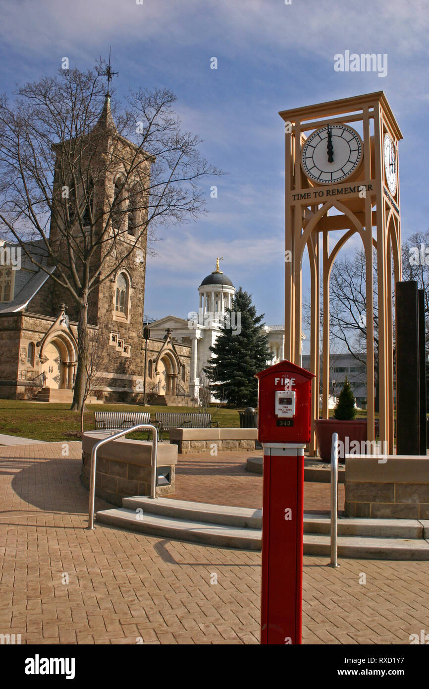Réveil commémoratif du 11 septembre dans le centre-ville de Somerville, New Jersey, USA. Première Église hollandaise réformée et palais de justice du comté de Somerset dans le dos. Banque D'Images