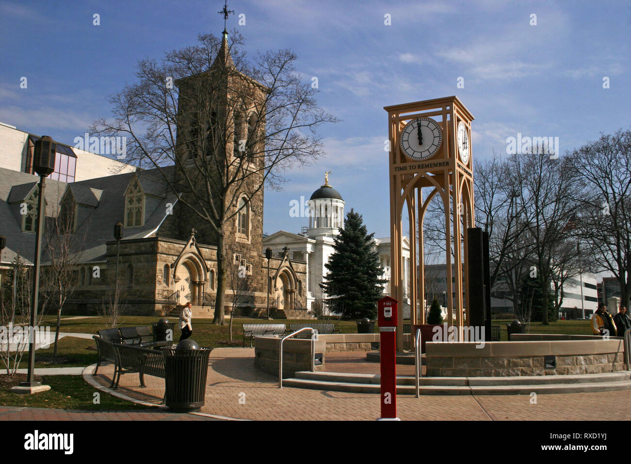 Réveil commémoratif du 11 septembre dans le centre-ville de Somerville, New Jersey, USA. Première Église hollandaise réformée et palais de justice du comté de Somerset dans le dos. Banque D'Images