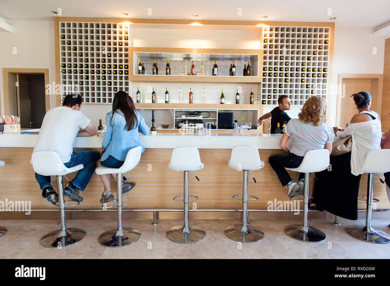 Les gens au bar d'Urla Winery près d'Urla, à l'ouest d'Izmir, Turquie. Banque D'Images