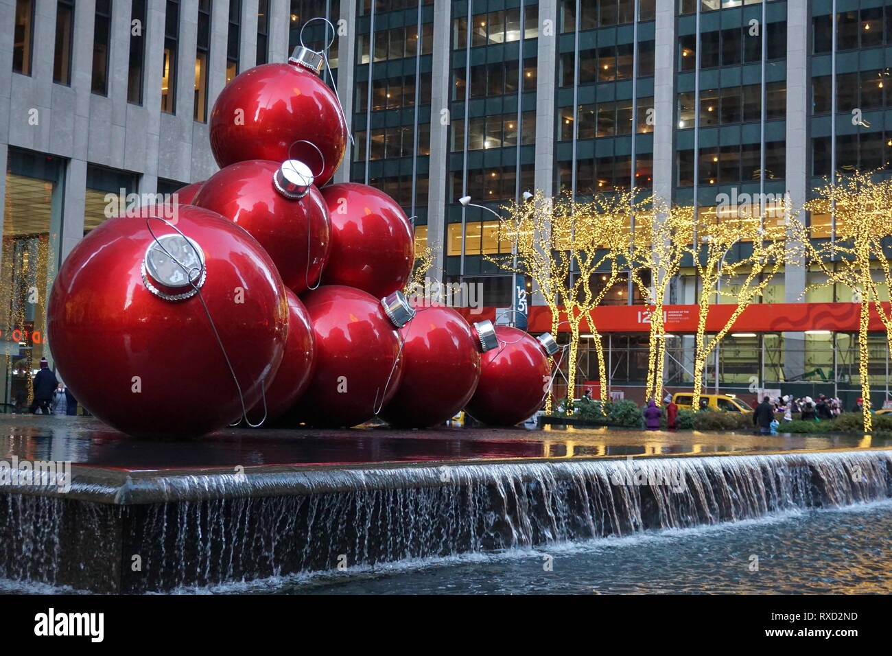 New York, USA - 05 novembre 2018 - Décoration de Noël, des boules rouges à côté du Radio City Music Hall au Rockefeller Center Banque D'Images