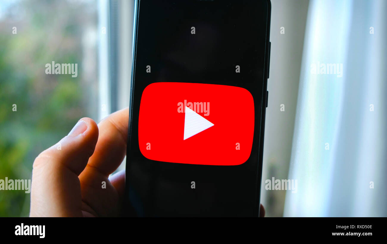 L'application YouTube smartphone symbole main Banque D'Images