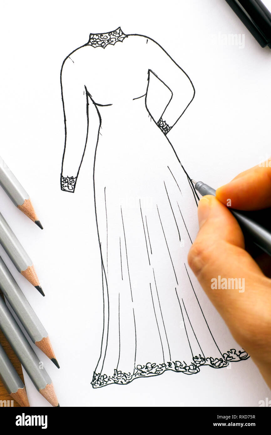 Femme la main avec un stylo noir Dimensions robe. Certains crayons situées près de. Banque D'Images