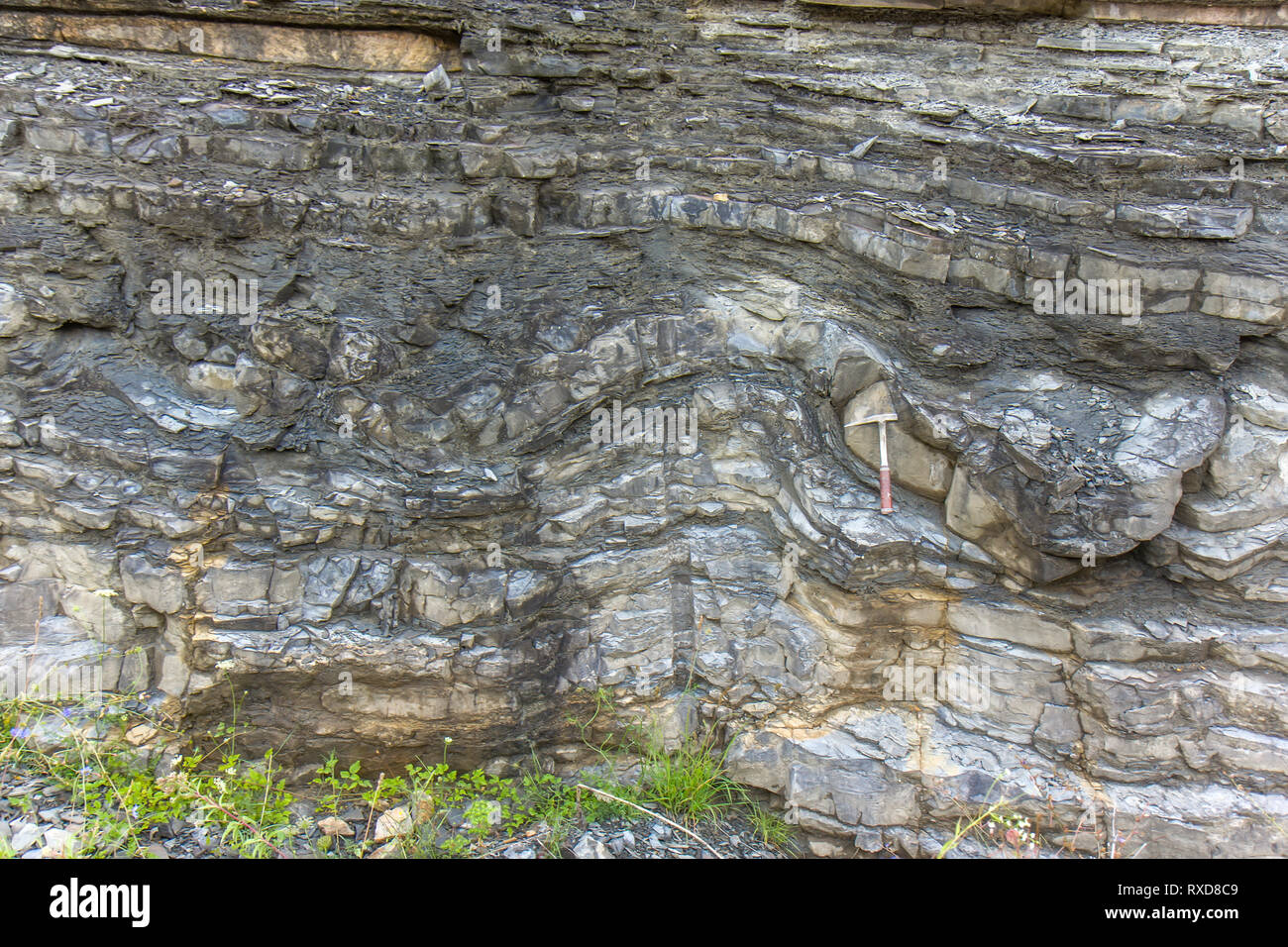 Marteau géologique sur les rochers Banque D'Images