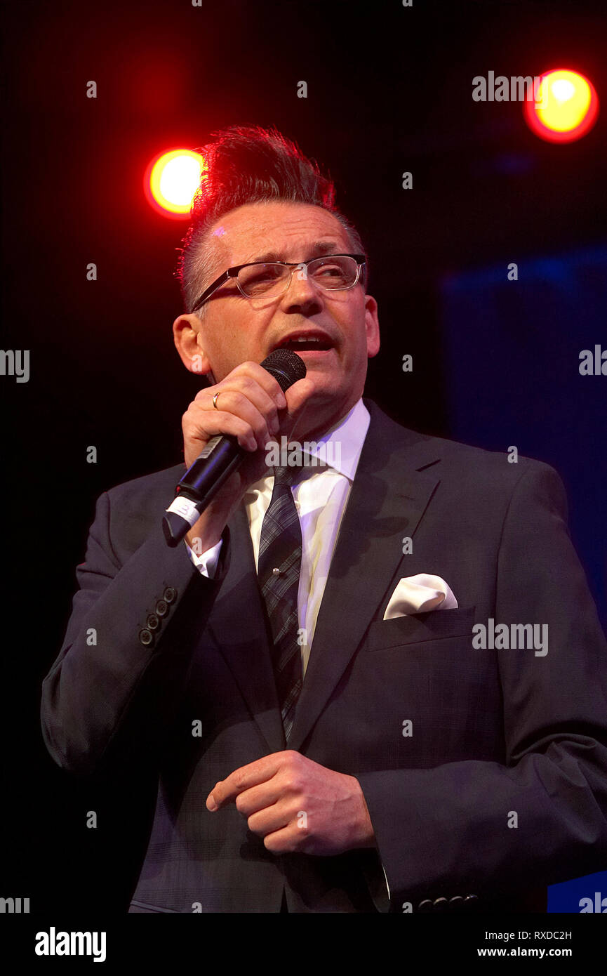 Allemagne, Bochum, 01.05.2010 : Götz Alsmann effectuant au Jahrhunderthalle de Bochum à l'événement Ruhr Benefiz rotatif. Banque D'Images