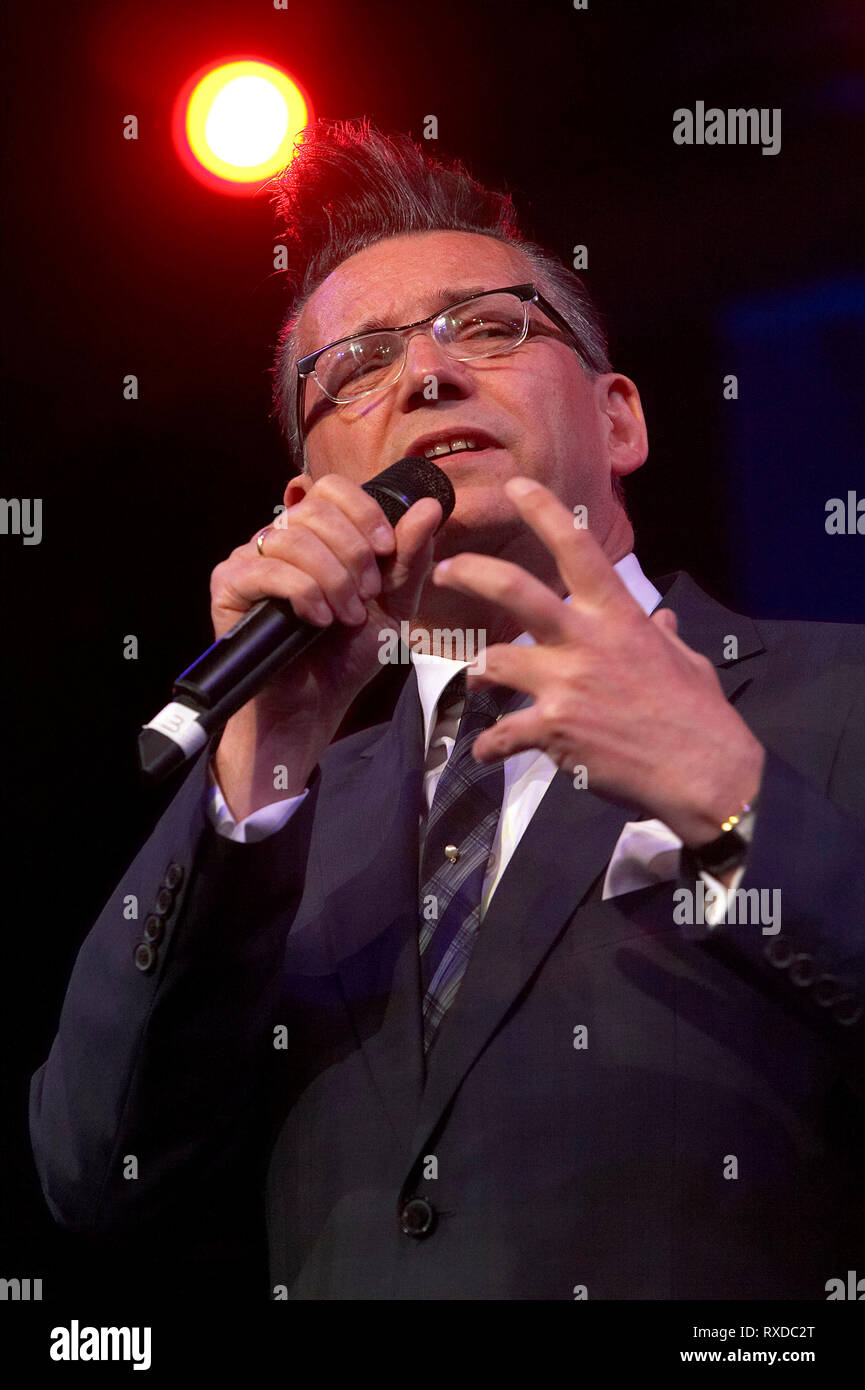 Allemagne, Bochum, 01.05.2010 : Götz Alsmann effectuant au Jahrhunderthalle de Bochum à l'événement Ruhr Benefiz rotatif. Banque D'Images