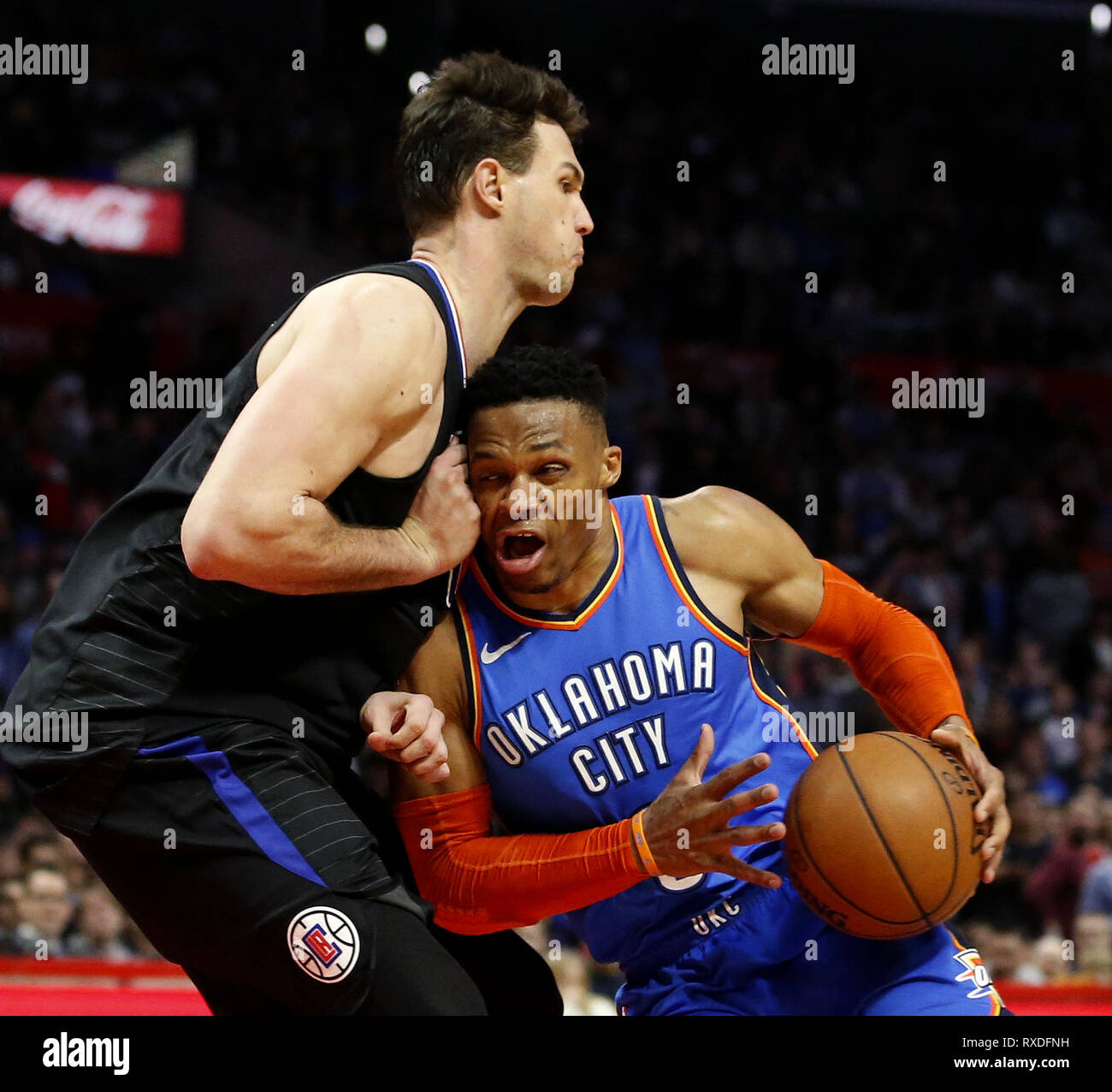 Los Angeles, Californie, USA. Mar 8, 2019. Oklahoma City Thunder's Russell Westbrook (0) contre les Los Angeles Clippers' Danilo Gallinari (8) au cours d'un match de basket NBA entre les Los Angeles Clippers et Oklahoma City Thunder vendredi 8 mars 2019, à Los Angeles. Ringo : crédit Chiu/ZUMA/Alamy Fil Live News Banque D'Images