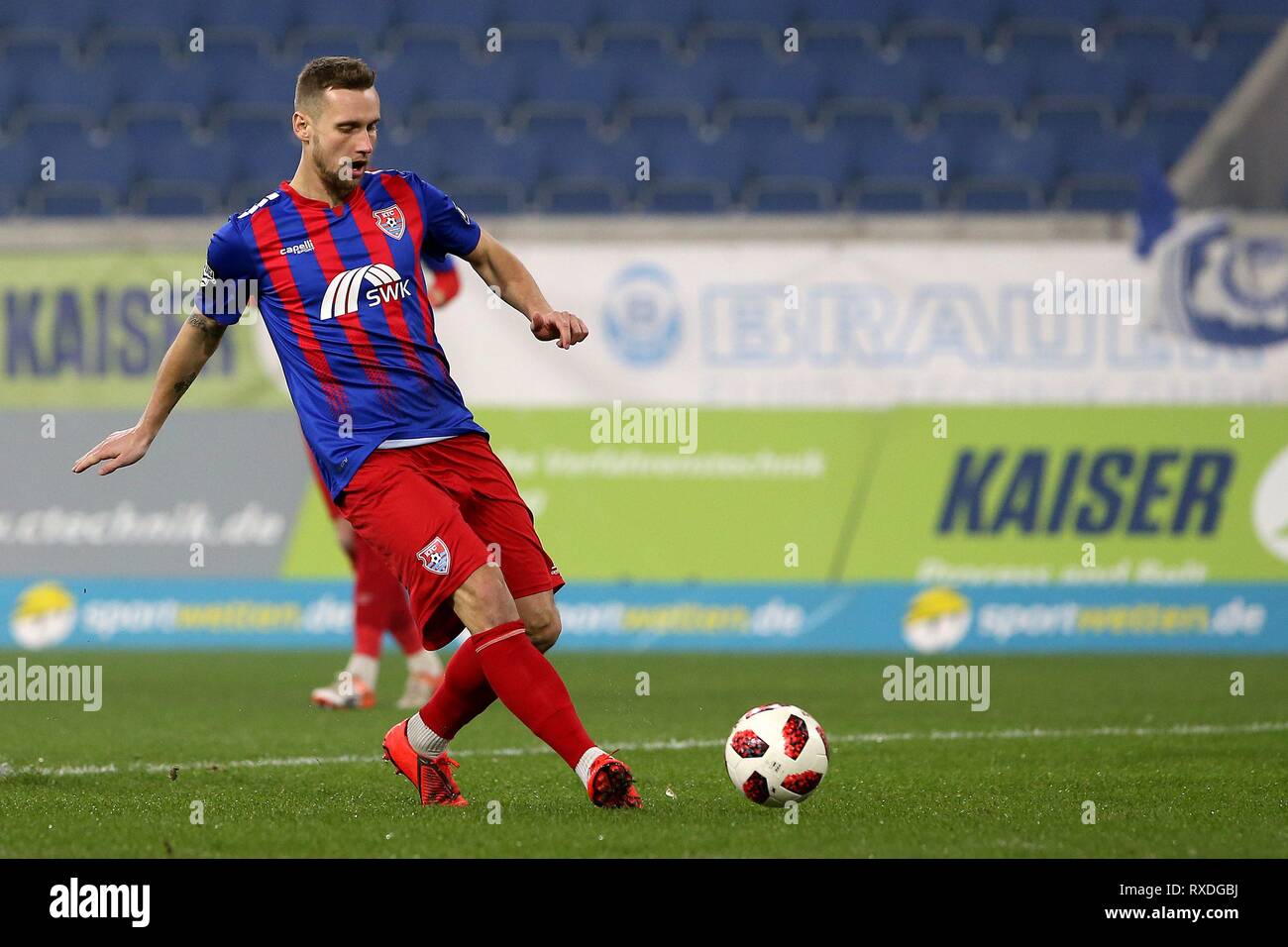 Firo : Football, 08.03.2019 3. Saison 2018/2019 Bundesliga, KFC Uerdingen 05 - Karlsruher SC Manuel Konrad (#  28, KFC Uerdingen 05) simple action, dans le monde d'utilisation | Banque D'Images