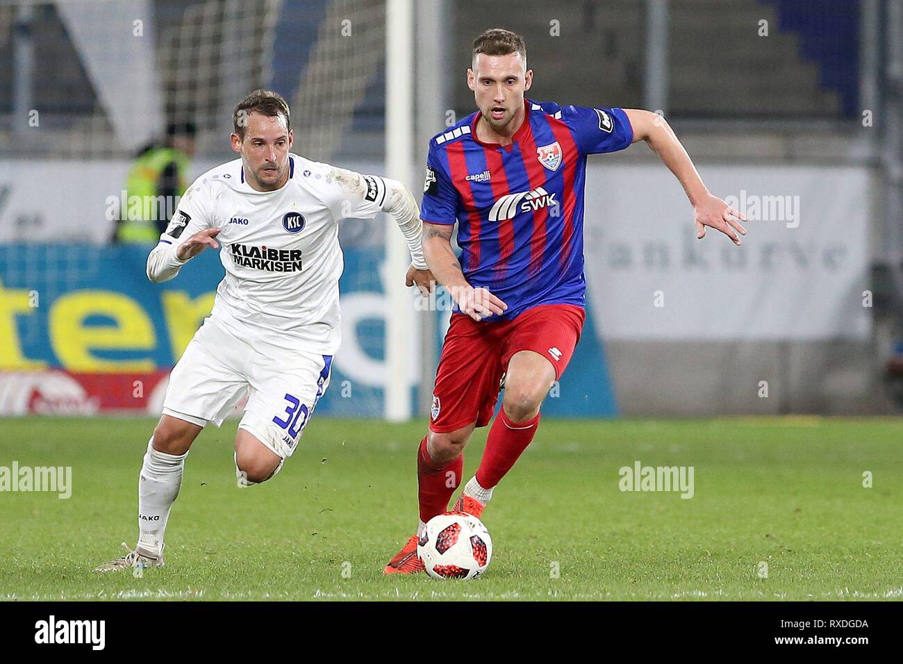 Firo : Football, 08.03.2019 3. Saison 2018/2019 Bundesliga, KFC Uerdingen 05 - Karlsruher SC Manuel Konrad (#  28, KFC Uerdingen 05) dans la course en duel avec Anton Fink (#  30, Karlsruher SC) dans le monde entier d'utilisation | Banque D'Images