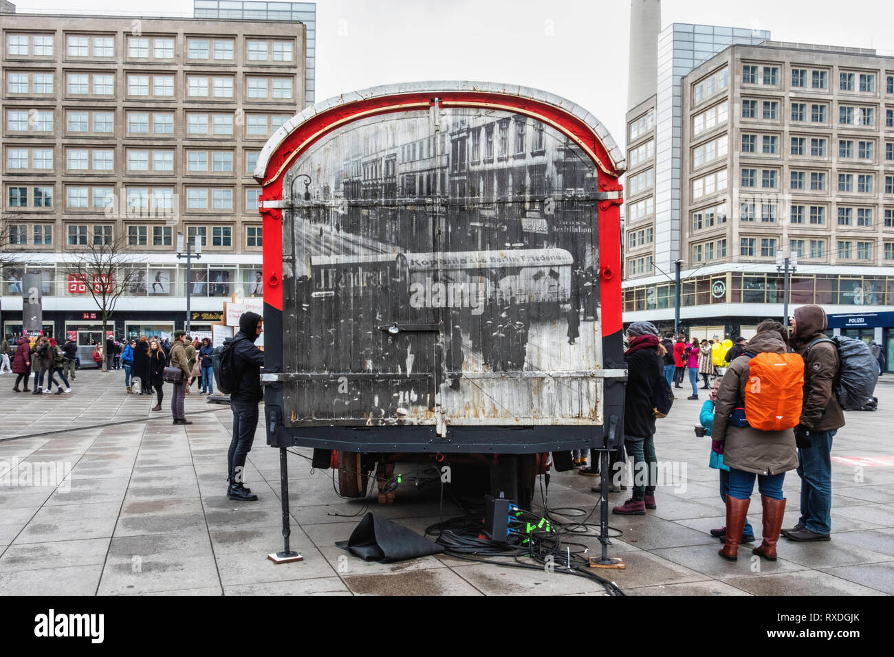 Berlin, Allemagne. 8Th Mar 2019. Exposition célébrant 100 ans de révolution 1918-1919 en utilisant des pancartes, de l'information et d'un mobilier mobile van de documenter les événements historiques. Au cours de la révolution de novembre de cars ont servi de barricades et un mobilier historique van est un élément central de ce thème de l'exposition d'hiver que les documents de l'événement. Novembre 2018 a marqué le 100e anniversaire de la fin de la Première Guerre mondiale et la révolution de novembre. Credit : Eden Breitz/Alamy Live News Banque D'Images