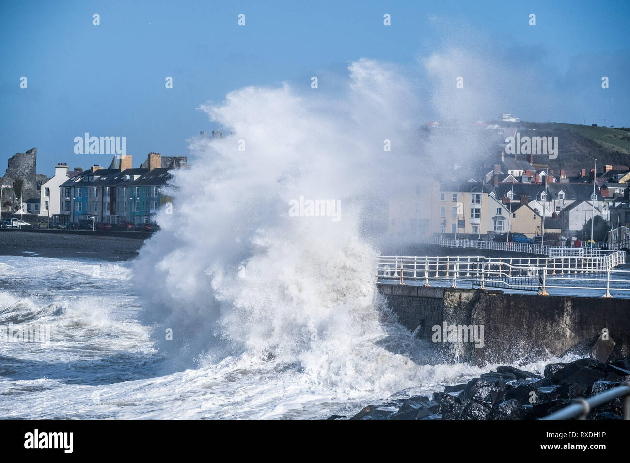 Aberystwyth, Pays de Galles, Royaume-Uni. 9 Mar 2019. Météo France : des coups de vent avec rafales à plus de 60 mi/h et le matin de la moissonneuse-batteuse de la marée haute, portant d'énormes vagues déferle sur la mer d'Irlande à la mer la pâte à Aberystwyth, sur la défense de la côte de la Baie de Cardigan, West Wales UK Crédit : Keith morris/Alamy Live News Banque D'Images