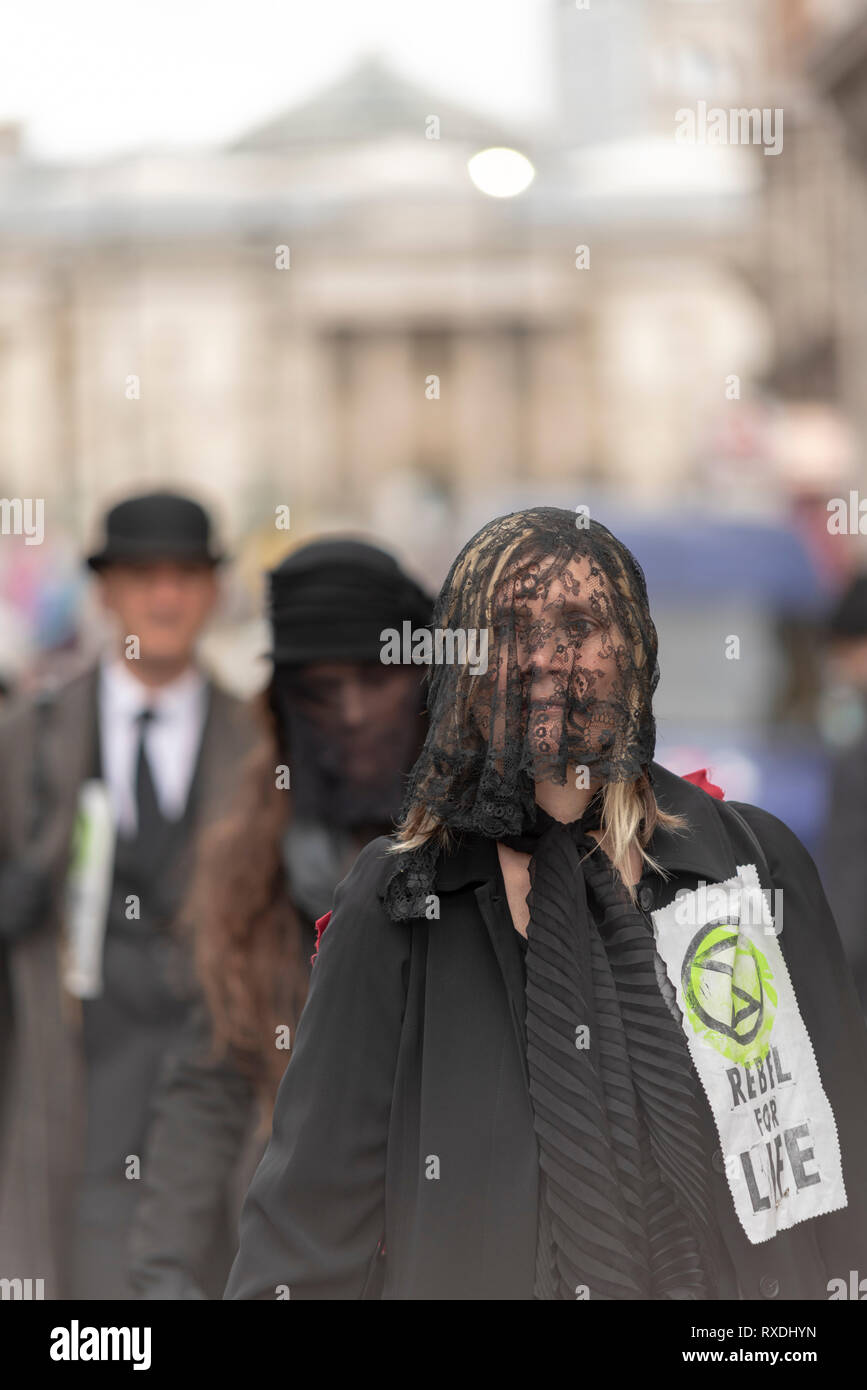 Le groupe de protestation extinction Rebellion manifeste contre l'absence présumée de progrès contre le changement climatique dans une action intitulée « le sang de nos enfants - un acte de désobéissance civile ». Les manifestants portaient des vêtements funéraires pour marquer la mort de la planète Banque D'Images