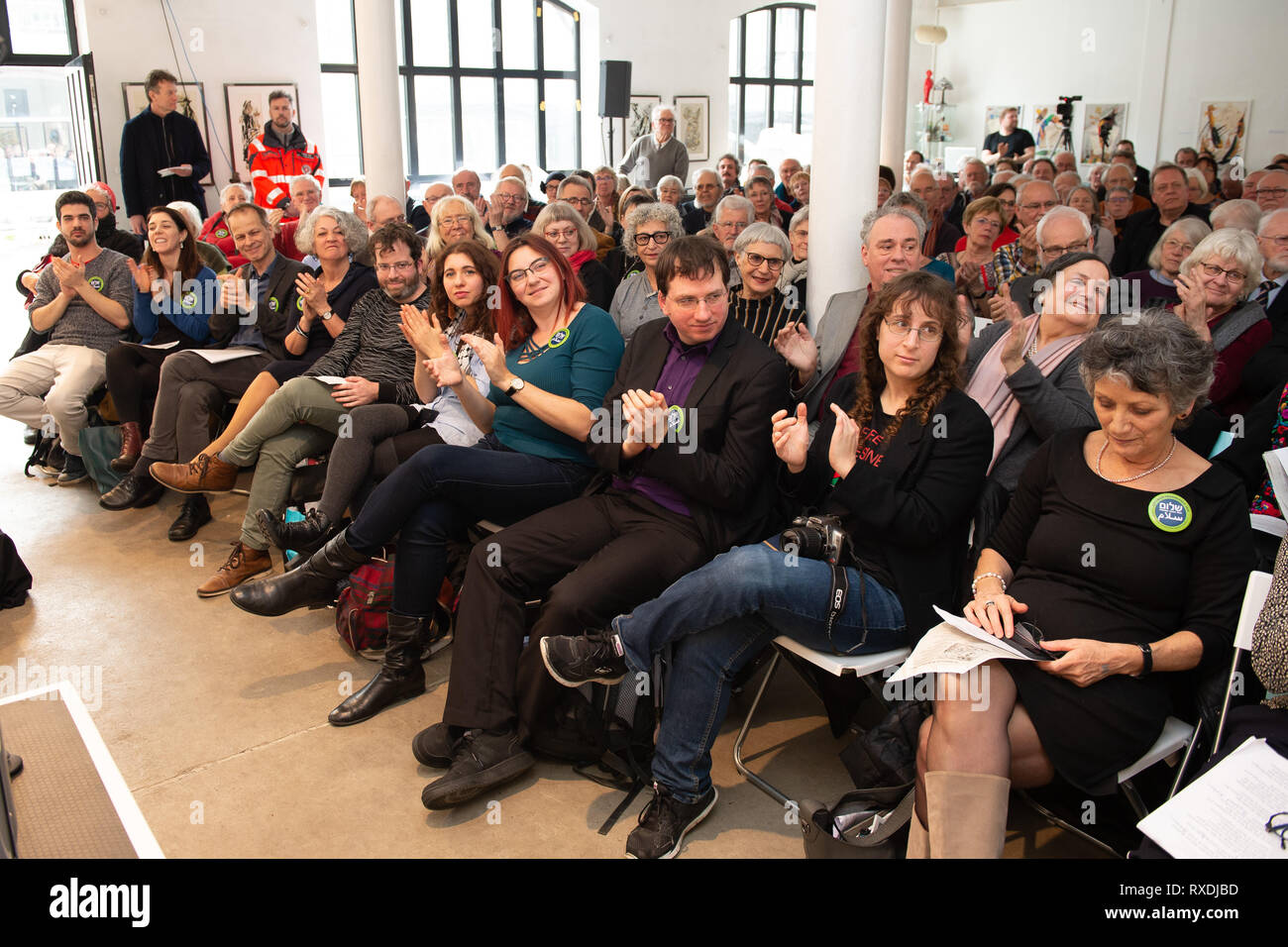 Göttingen, Allemagne. 9 mars 2019. Les lauréats de l'association 'Voix juive pour une paix juste au Moyen-Orient" de Berlin sont dans les premières rangées de la cérémonie du Prix de la paix de Göttingen. Le Dr Roland Röhl Fondation a été l'attribution du Prix de la paix de Göttingen depuis 1999. Il favorise les conflits et la recherche de la paix et est doté de 3000 euros. Photo : Swen ?Pf/dpa apte : dpa Crédit photo alliance/Alamy Live News Banque D'Images