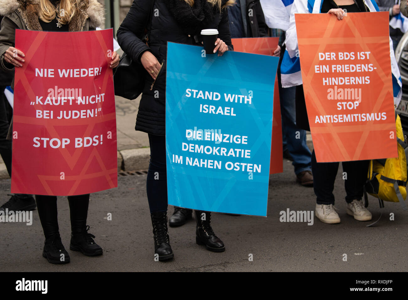 Göttingen, Allemagne. 9 mars 2019. Les participants avec des affiches de l'Alliance contre l'antisémitisme et l'Anti-Zionism 'Jachad' contre sous la devise "Pas de paix avec les ennemis d'Israël" au cours de l'attribution du Prix de la paix de Göttingen en 2019 pour l'association "Voix juive pour une paix juste au Moyen-Orient". Le Conseil Central des Juifs en Allemagne accuse le Juif 'voix' de soutenir le mouvement de boycottage antisémite BDS (Boycott, Di Cre : dpa Crédit photo alliance/Alamy Live News Banque D'Images