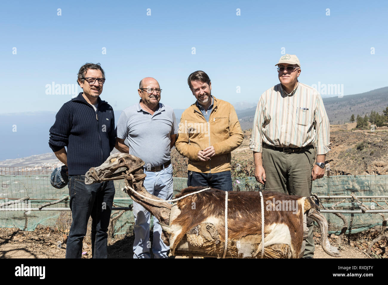 Las Fuentes, Guia de Isora, Tenerife. 9 mars 2019. Carlos Enrique Alonso Rodríguez, Président de l'île de Cabildo, gouvernement, visitant les voisins du village abandonné de Las Fuentes en Guia de Isora pour parler de l'amélioration des infrastructures. Banque D'Images