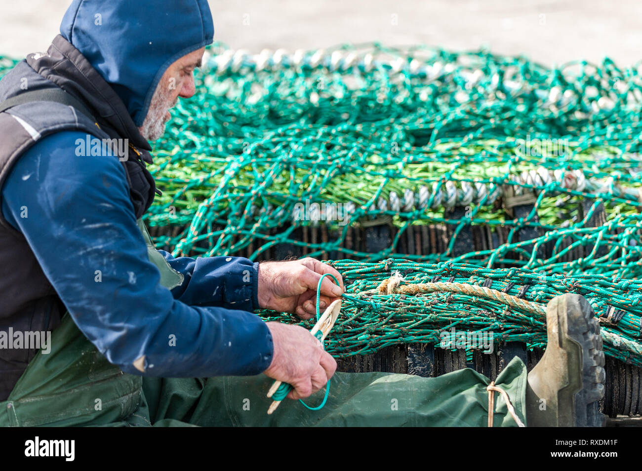 Union Hall, West Cork, Irlande. 9 mars, 2019. Filets de pêcheurs mend broken sur le chalutier "pionnier" alors que l'océan amarré à Union Hall Port de pêche. Credit : Andy Gibson/Alamy Live News. Banque D'Images