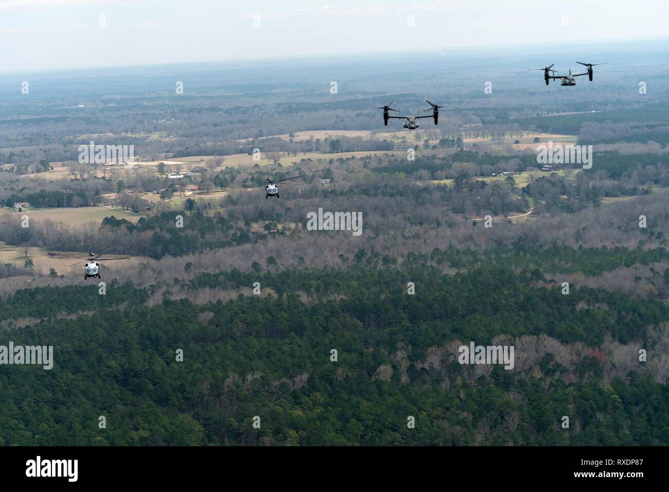 Montgomery, Alabama, USA. Le 08 mars, 2019. Le Président américain Donald Trump à bord d'un hélicoptère maritime prend un tour de la destruction causée par une tornade massive le 8 mars 2019 dans le comté de Lee, en Alabama. La région a été frappée par une tornade le 3 mars tuant 23 personnes. Credit : Planetpix/Alamy Live News Banque D'Images