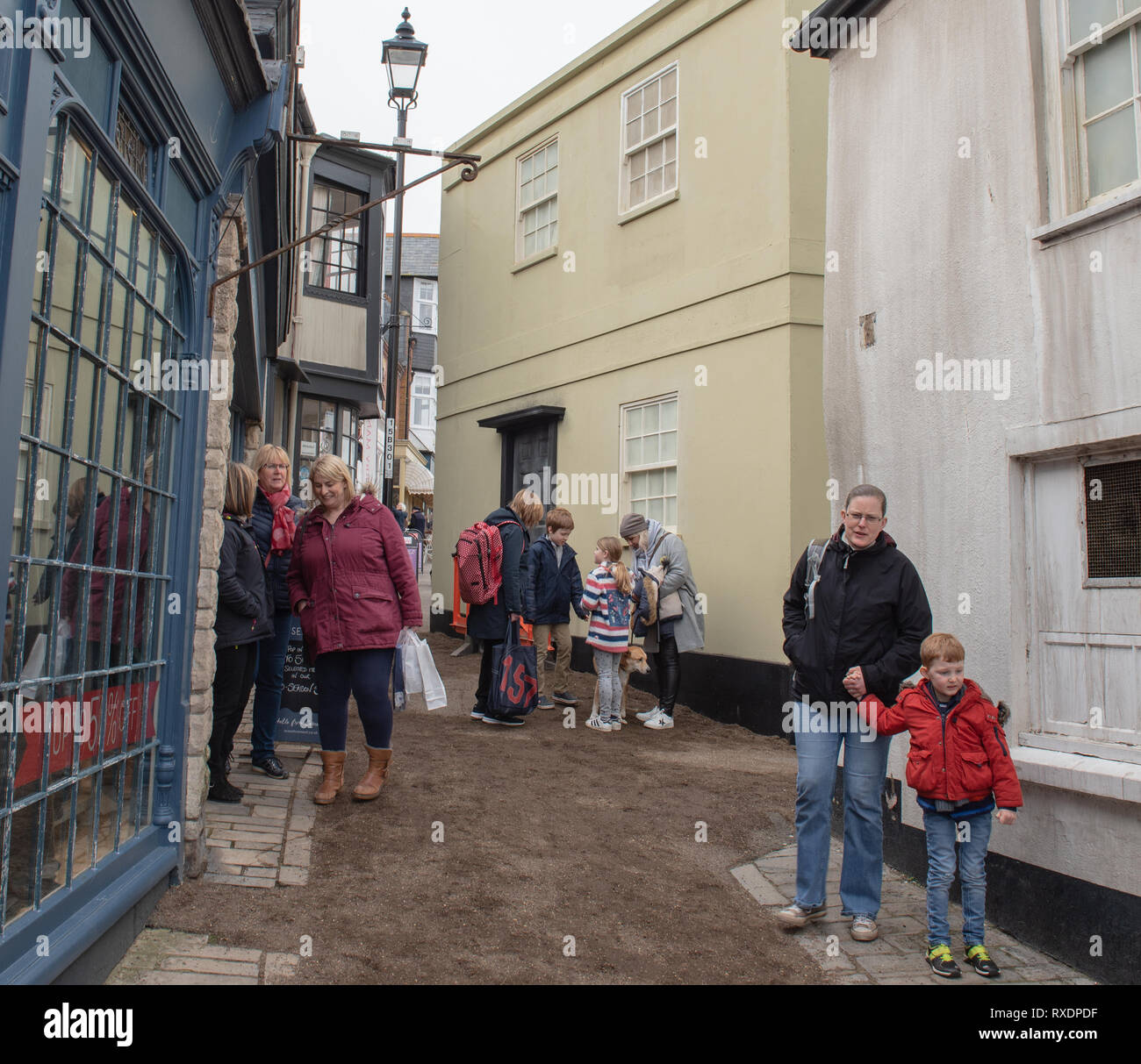 Lyme Regis, dans le Dorset, UK. 9 mars 2019. La falaise de Bell à la station balnéaire de Lyme Regis est transformé en un décor de cinéma en prévision de l'arrivée de la distribution et l'équipe de l'Ammonite drame historique avec Kate Winslet et Saoirse Ronan. Prévu d'être une superproduction hollywoodienne la fiction dramatique est inspirée de la vie du légendaire chasseur de fossiles et Mary Anning est un coup de pouce pour le tourisme et l'économie locale. Les habitants et les visiteurs sont surpris de voir un nouveau bâtiment apparaissent dans la ville comme un faux Georgian House est construit sur l'ensemble. Credit : PQ Images/Alamy Live New Banque D'Images