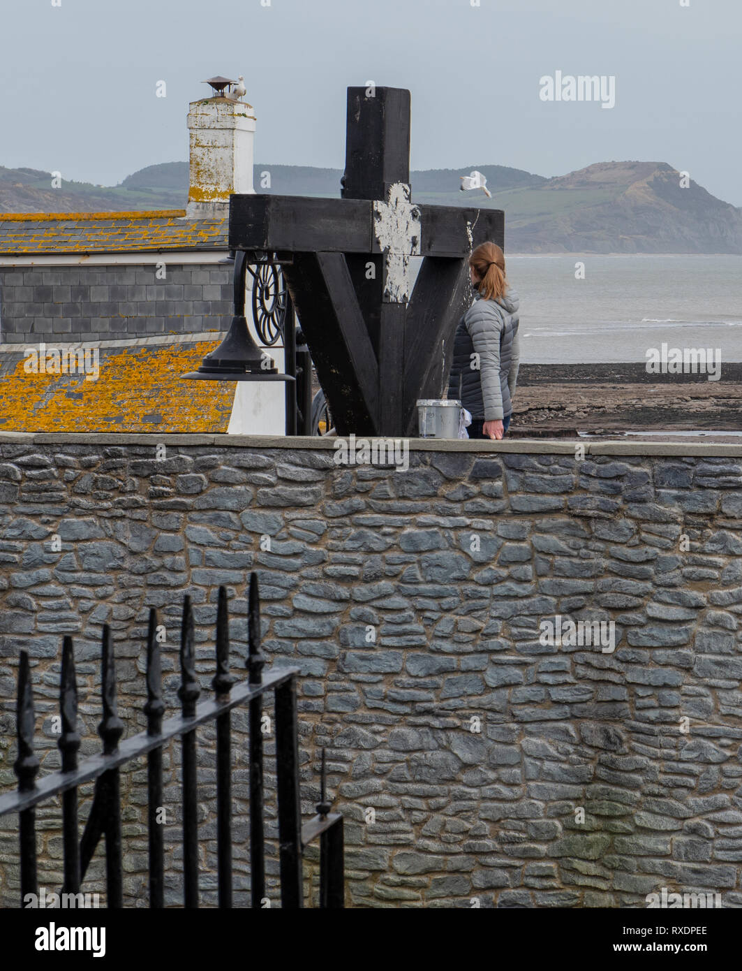 Lyme Regis, dans le Dorset, UK. 9 mars 2019. La falaise de Bell à la station balnéaire de Lyme Regis est transformé en un décor de cinéma en prévision de l'arrivée de la distribution et l'équipe de l'Ammonite drame historique avec Kate Winslet et Saoirse Ronan. Prévu d'être une superproduction hollywoodienne la fiction dramatique est inspirée de la vie du légendaire chasseur de fossiles et Mary Anning est un coup de pouce pour le tourisme et l'économie locale. Credit : PQ Images/Alamy Live News Banque D'Images