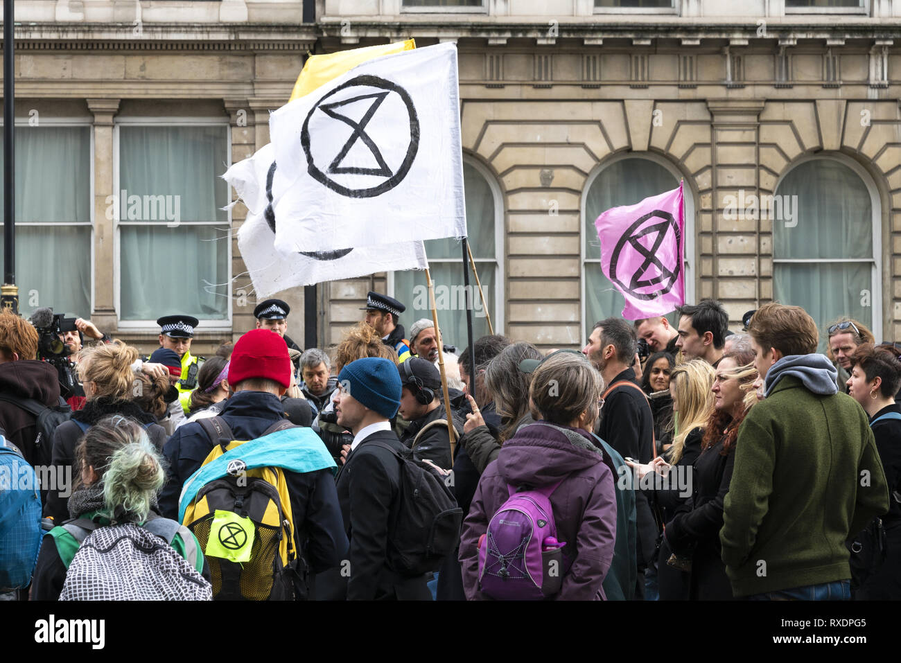 Londres, Royaume-Uni. Mar 9, 2019. Rébellion d'extinction d'un Rallye démonstration à Downing Street. Le drapeau blanc symbolise le temps, de dire la vérité. Credit : AndKa/Alamy Live News Banque D'Images