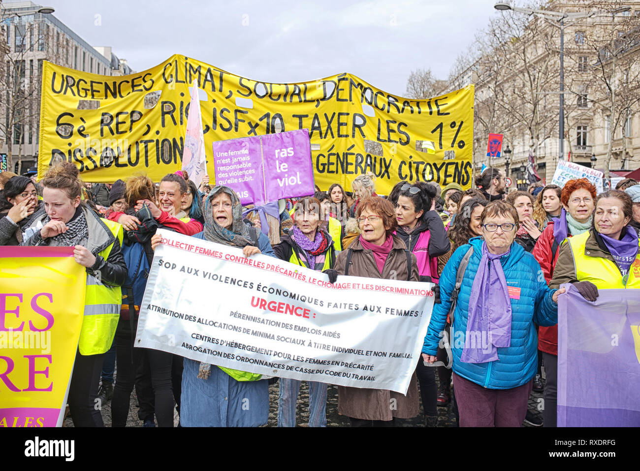 Paris, France. 09Th Mar, 2019. 17e vague de protestations jaune, à partir de la Place de l'Etoile, puis Champs Elysees, l'avenue Franklin Roosevelt, rue La Boétie, lieu Saint-Augustn, jusqu'au Champs de Mars. Les femmes sont de la partie, ils sont l'ouverture du cortège. et de protester contre le manque d'égalité entre les femmes et les hommes : Crédit Roger Ankri/Alamy Live News Banque D'Images