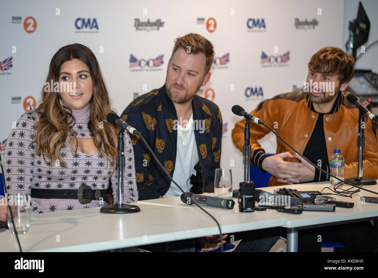 Londres, Royaume-Uni. 09Th Mar, 2019. Londres, Royaume-Uni. Samedi 9 mars 2019.Lady Antebellum composé de Hillary Scott(C), Charles Kelley(L), et Dave Haywood(R) pose backstage sur jour 2 de C2C - Pays 2 festival country au O2 Arena, le Crédit : Jason Richardson/Alamy Live News Banque D'Images