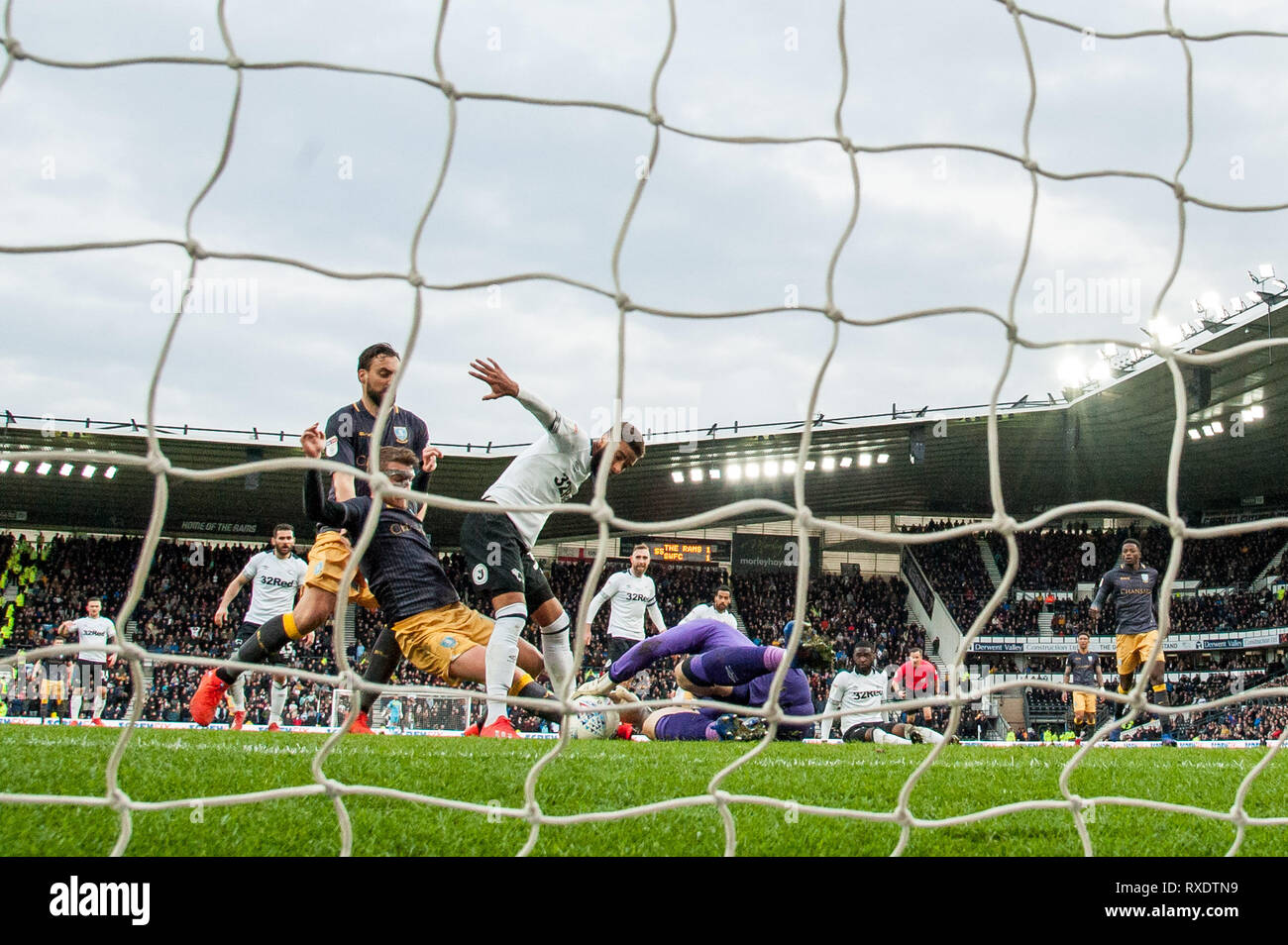 Derby, Royaume-Uni. 09Th Mar, 2019. Sam Winnall de Sheffield Mercredi marque un but mais l'arbitre pour une faute sur Scott Carson de Derby County au cours de l'EFL Sky Bet match de championnat entre Derby County et de Sheffield mercredi au stade Pride Park, Derby, Angleterre le 9 mars 2019. Photo par Matthieu Buchan. Usage éditorial uniquement, licence requise pour un usage commercial. Aucune utilisation de pari, de jeux ou d'un seul club/ligue/dvd publications. Credit : UK Sports Photos Ltd/Alamy Live News Banque D'Images